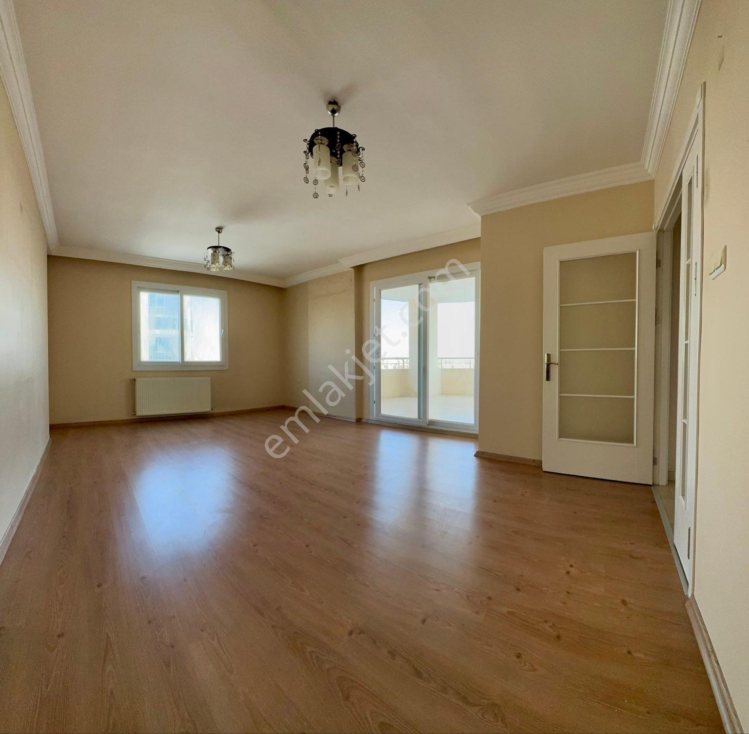 Kanal Manzaralı-groseri Karşısı-metroya Yakın-3+1 Kiralık Daire