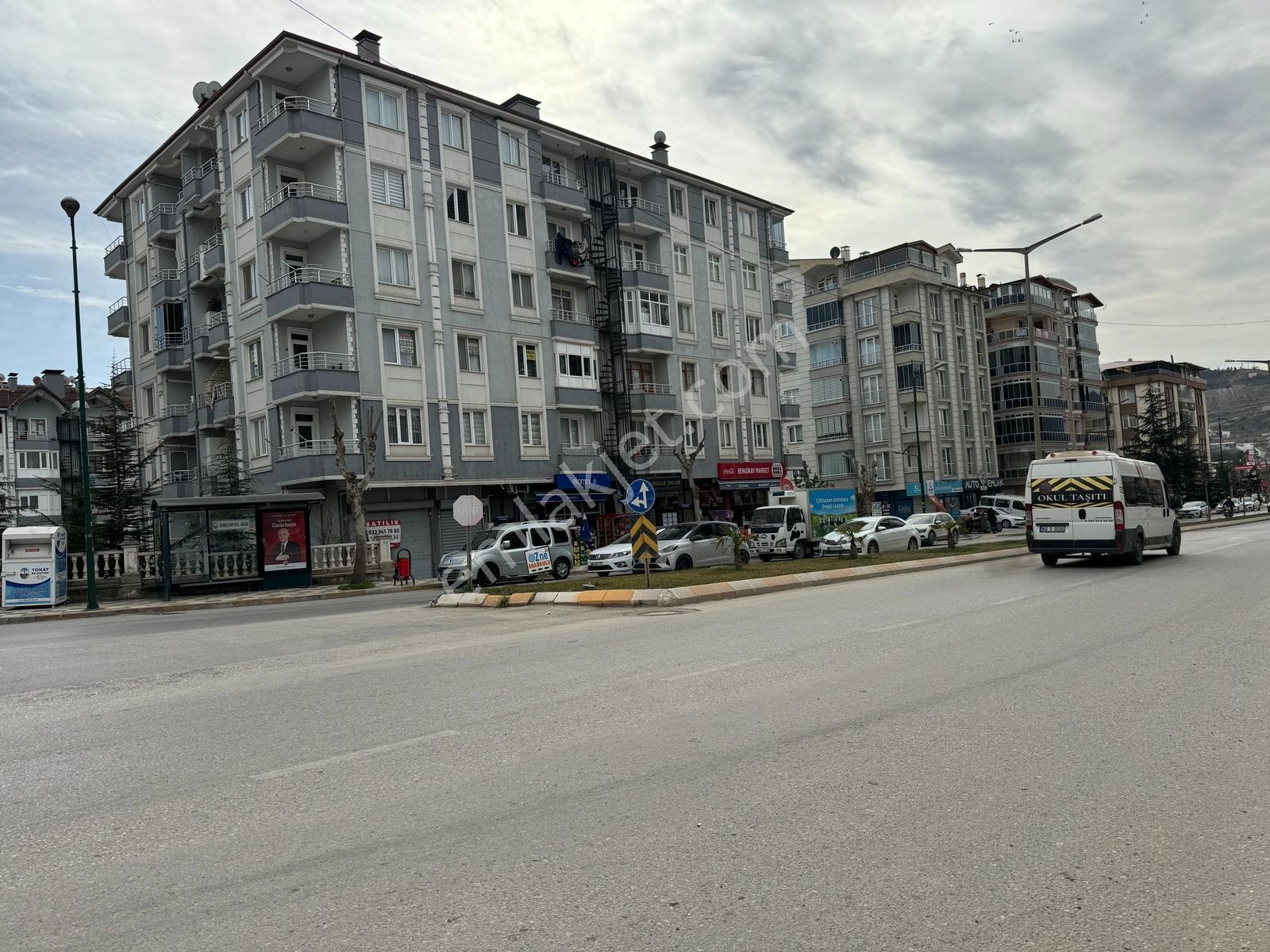 Zafer Sitesi'nde 3+1 Anayol Kenarı Bakımlı Satılık Daire - Görsel 2