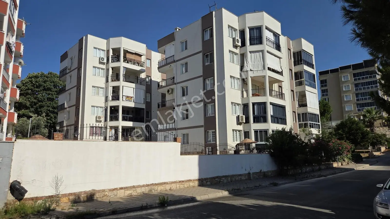Kuşadası Ege Mah Çallı Sitesi Arakat 3+1 135m2 Kısmi Manzaralı - Görsel 2