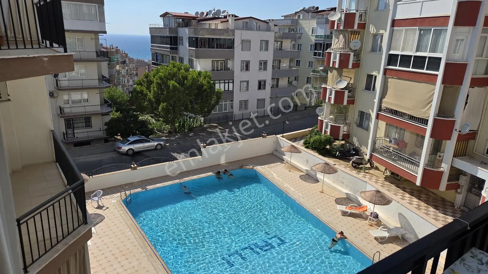 Kuşadası Ege Mah Çallı Sitesi Arakat 3+1 135m2 Kısmi Manzaralı