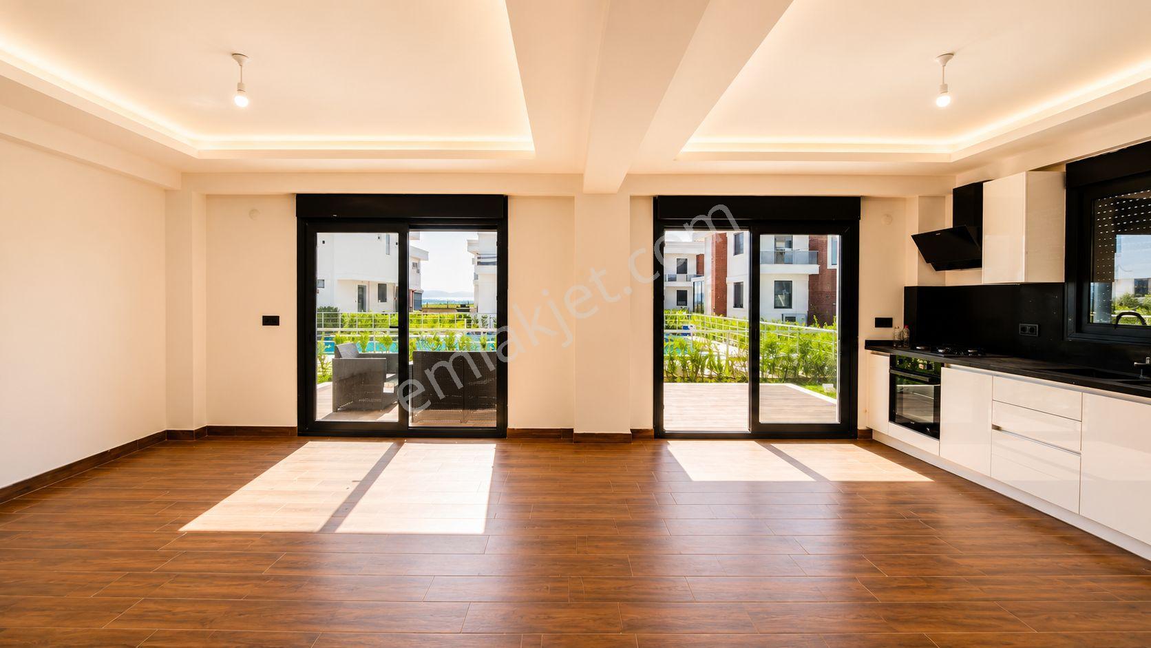 No:10 Gayrimenkul’den Denize Sıfır, Havuzlu Site İçerisinde Havuz Başı Konumda 4+1 Geniş Villa - Görsel 12