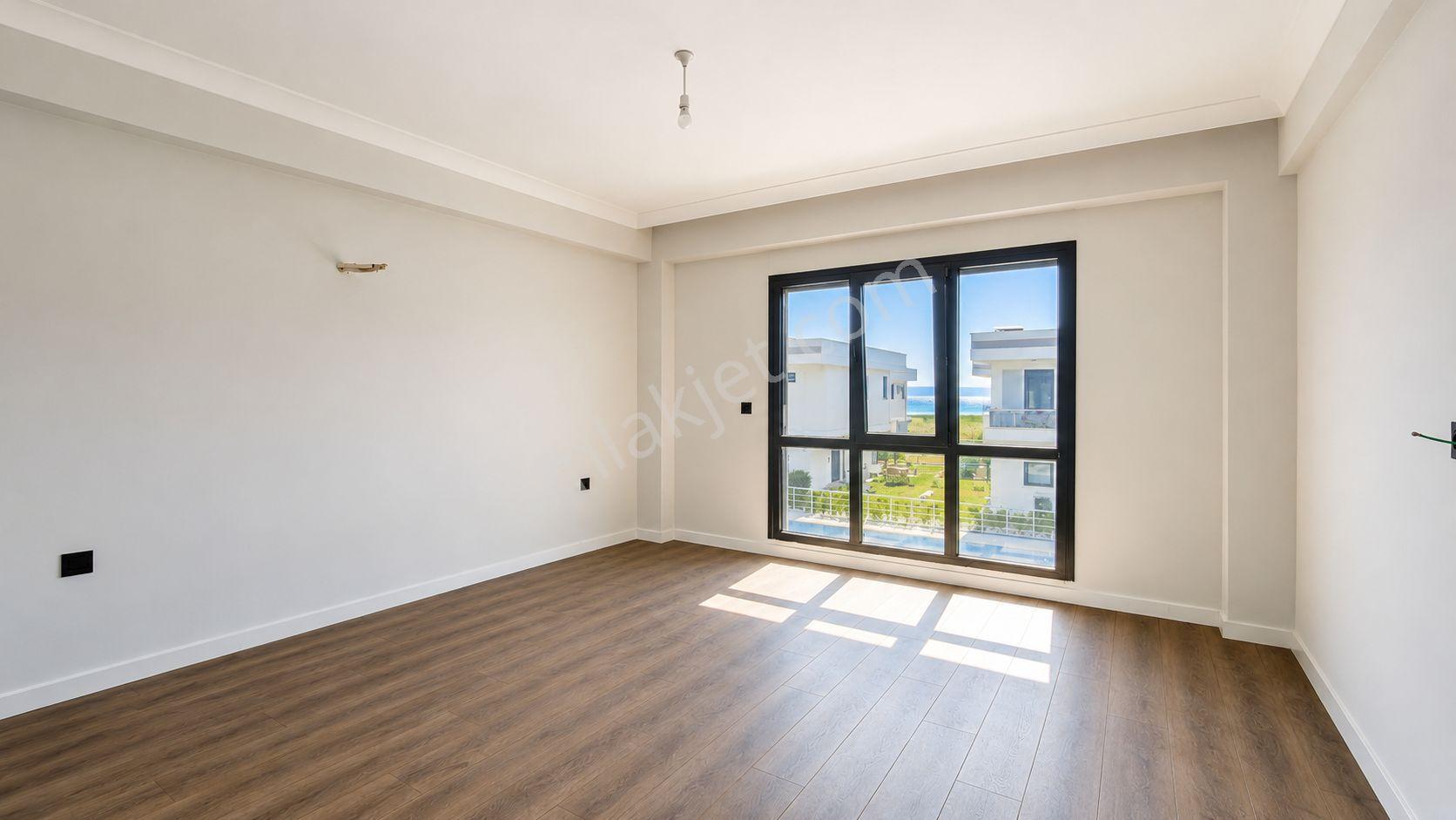 No:10 Gayrimenkul’den Denize Sıfır, Havuzlu Site İçerisinde Havuz Başı Konumda 4+1 Geniş Villa - Görsel 29