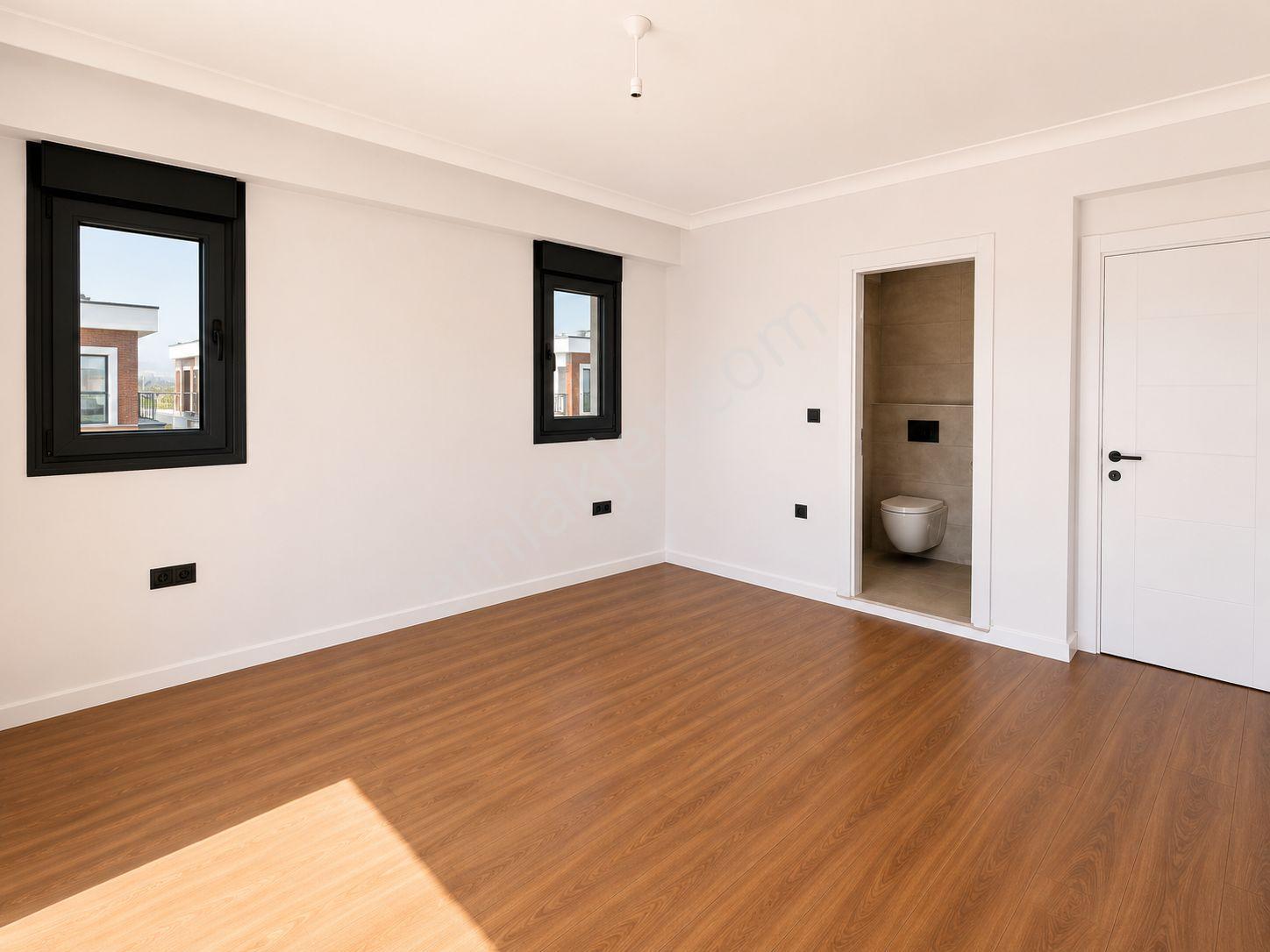 No:10 Gayrimenkul’den Denize Sıfır, Havuzlu Site İçerisinde Havuz Başı Konumda 4+1 Geniş Villa - Görsel 25
