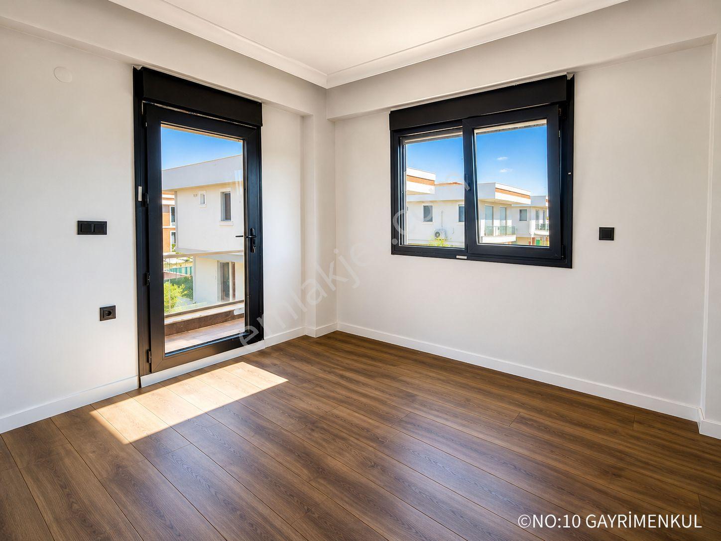 No:10 Gayrimenkul’den Denize Sıfır, Havuzlu Site İçerisinde Havuz Başı Konumda 4+1 Geniş Villa - Görsel 32