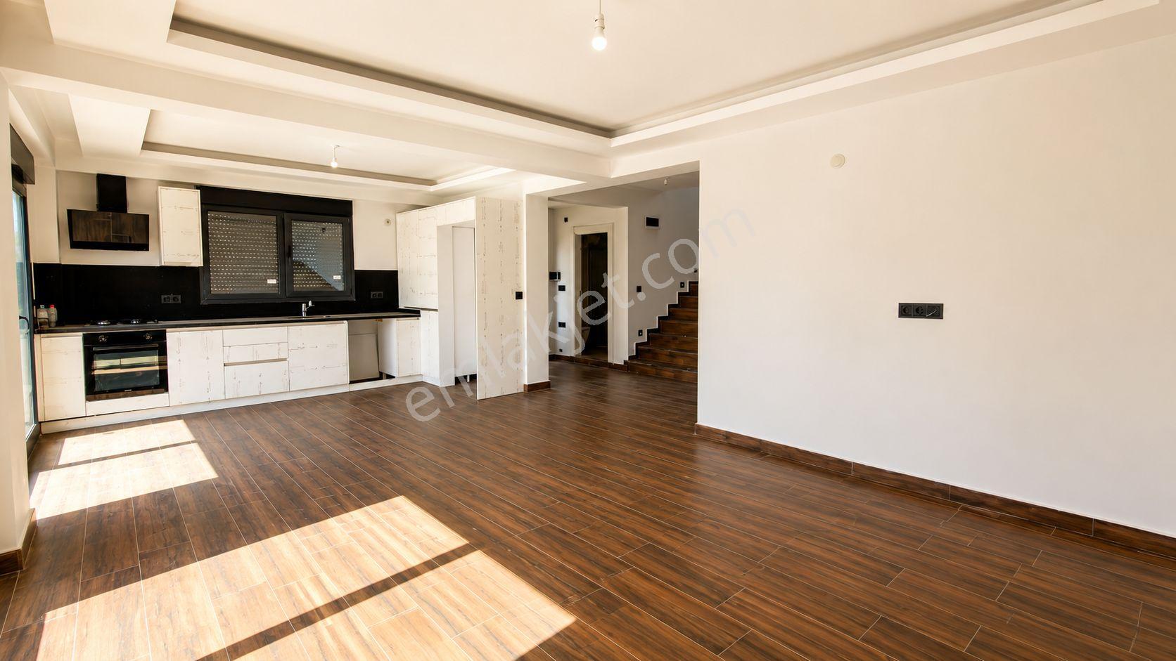 No:10 Gayrimenkul’den Denize Sıfır, Havuzlu Site İçerisinde Havuz Başı Konumda 4+1 Geniş Villa - Görsel 9