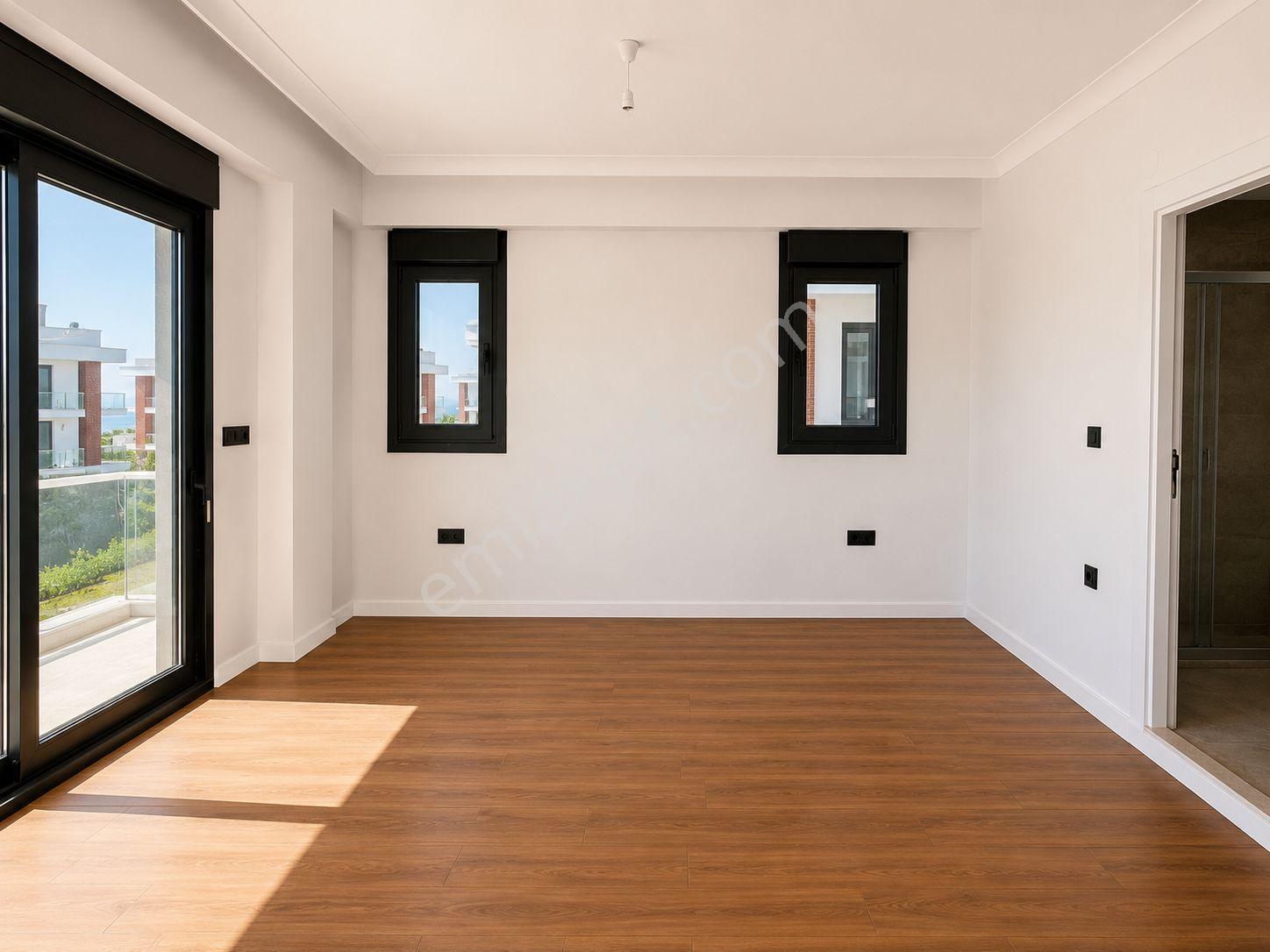 No:10 Gayrimenkul’den Denize Sıfır, Havuzlu Site İçerisinde Havuz Başı Konumda 4+1 Geniş Villa - Görsel 24