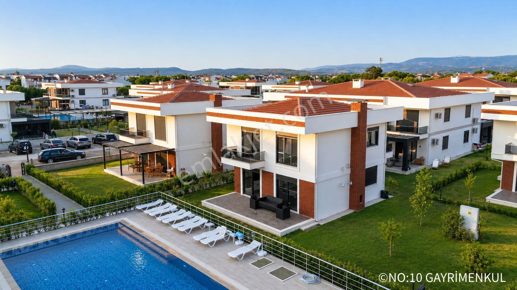 No:10 Gayrimenkul’den Denize Sıfır, Havuzlu Site İçerisinde Havuz Başı Konumda 4+1 Geniş Villa