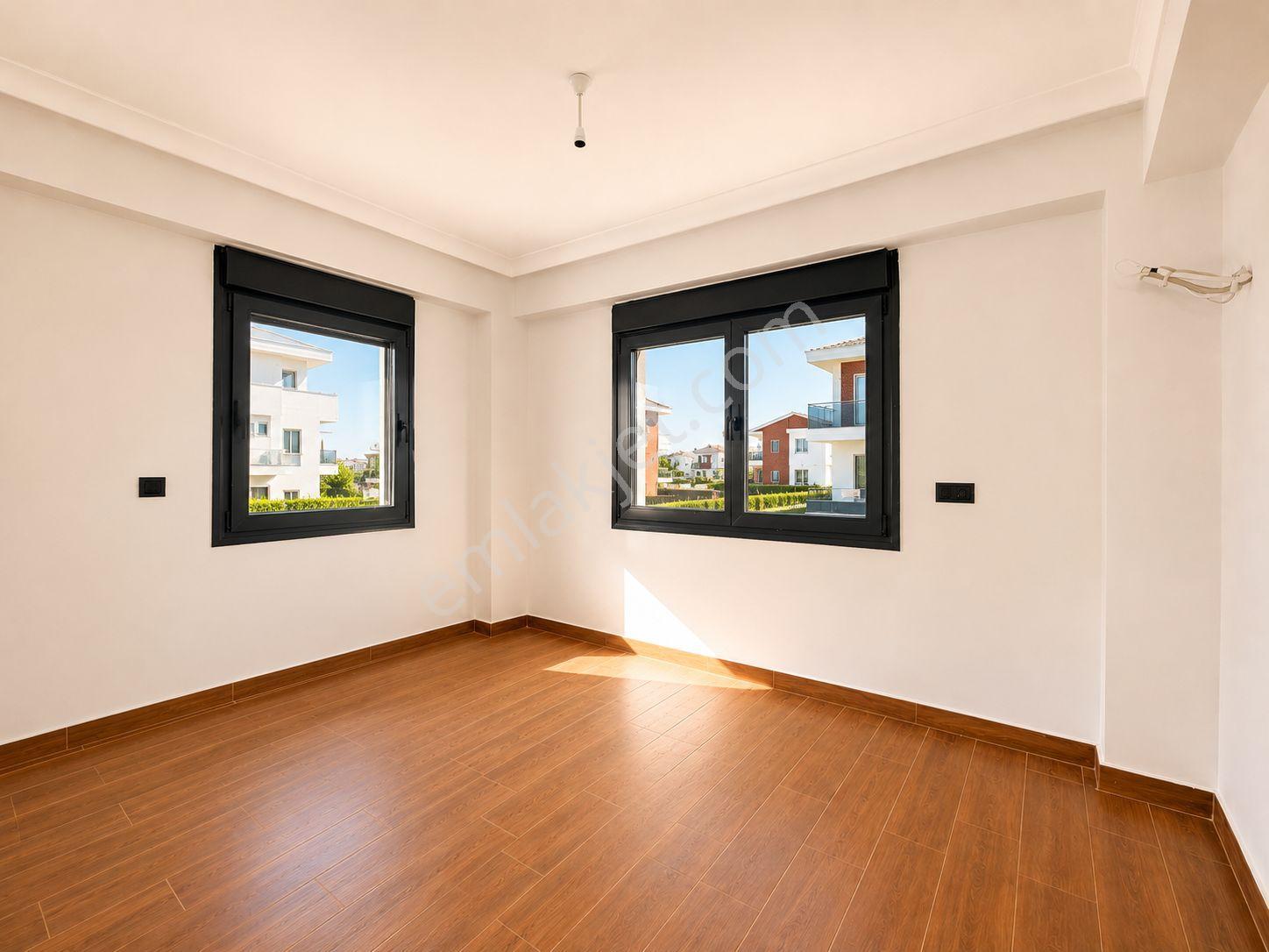 No:10 Gayrimenkul’den Denize Sıfır, Havuzlu Site İçerisinde Havuz Başı Konumda 4+1 Geniş Villa - Görsel 18