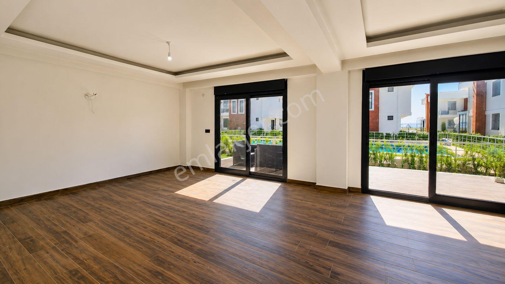 No:10 Gayrimenkul’den Denize Sıfır, Havuzlu Site İçerisinde Havuz Başı Konumda 4+1 Geniş Villa - Görsel 8