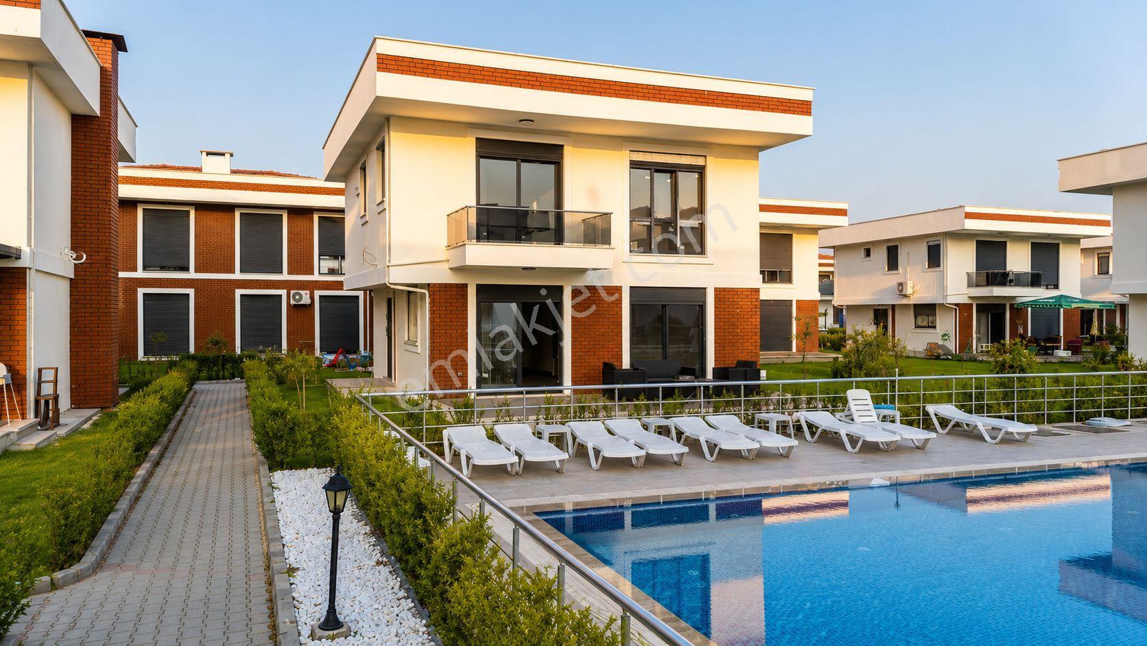No:10 Gayrimenkul’den Denize Sıfır, Havuzlu Site İçerisinde Havuz Başı Konumda 4+1 Geniş Villa - Görsel 2