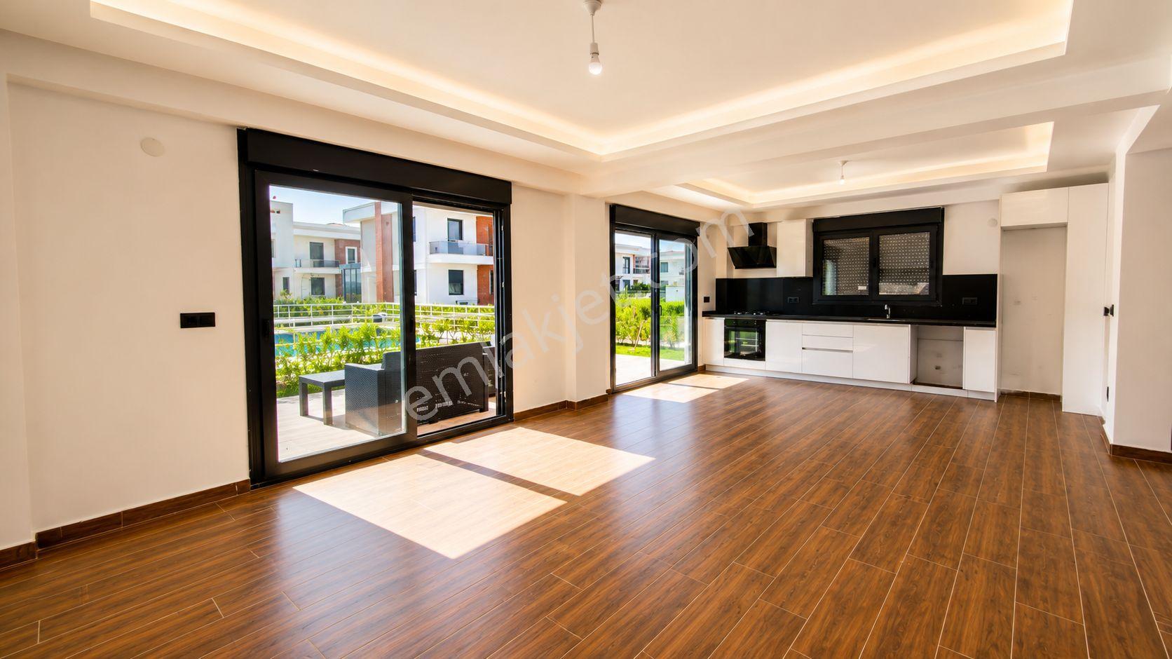 No:10 Gayrimenkul’den Denize Sıfır, Havuzlu Site İçerisinde Havuz Başı Konumda 4+1 Geniş Villa - Görsel 10