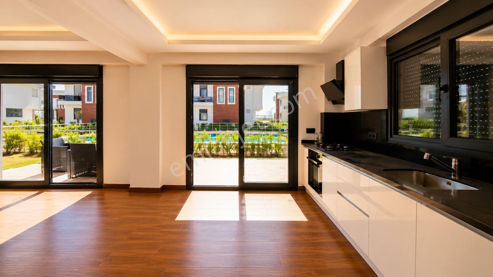 No:10 Gayrimenkul’den Denize Sıfır, Havuzlu Site İçerisinde Havuz Başı Konumda 4+1 Geniş Villa - Görsel 14