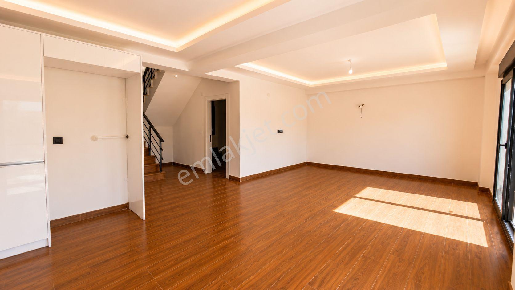 No:10 Gayrimenkul’den Denize Sıfır, Havuzlu Site İçerisinde Havuz Başı Konumda 4+1 Geniş Villa - Görsel 15