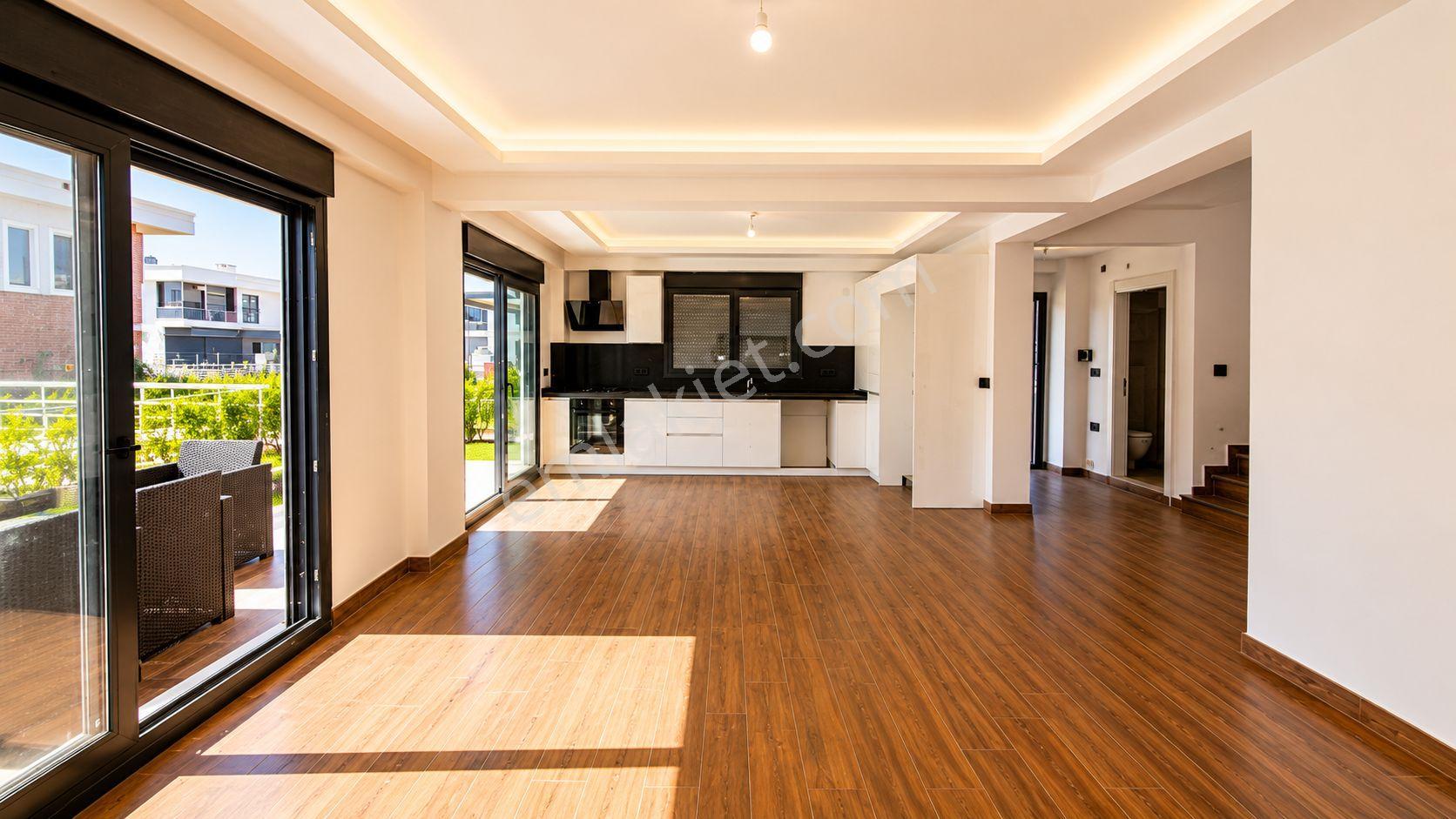 No:10 Gayrimenkul’den Denize Sıfır, Havuzlu Site İçerisinde Havuz Başı Konumda 4+1 Geniş Villa - Görsel 11