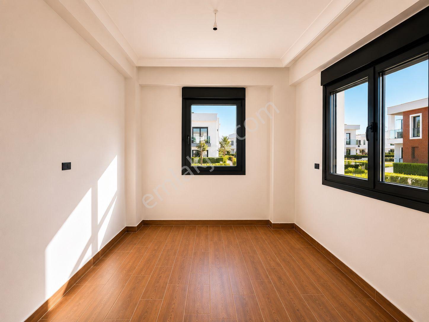 No:10 Gayrimenkul’den Denize Sıfır, Havuzlu Site İçerisinde Havuz Başı Konumda 4+1 Geniş Villa - Görsel 19