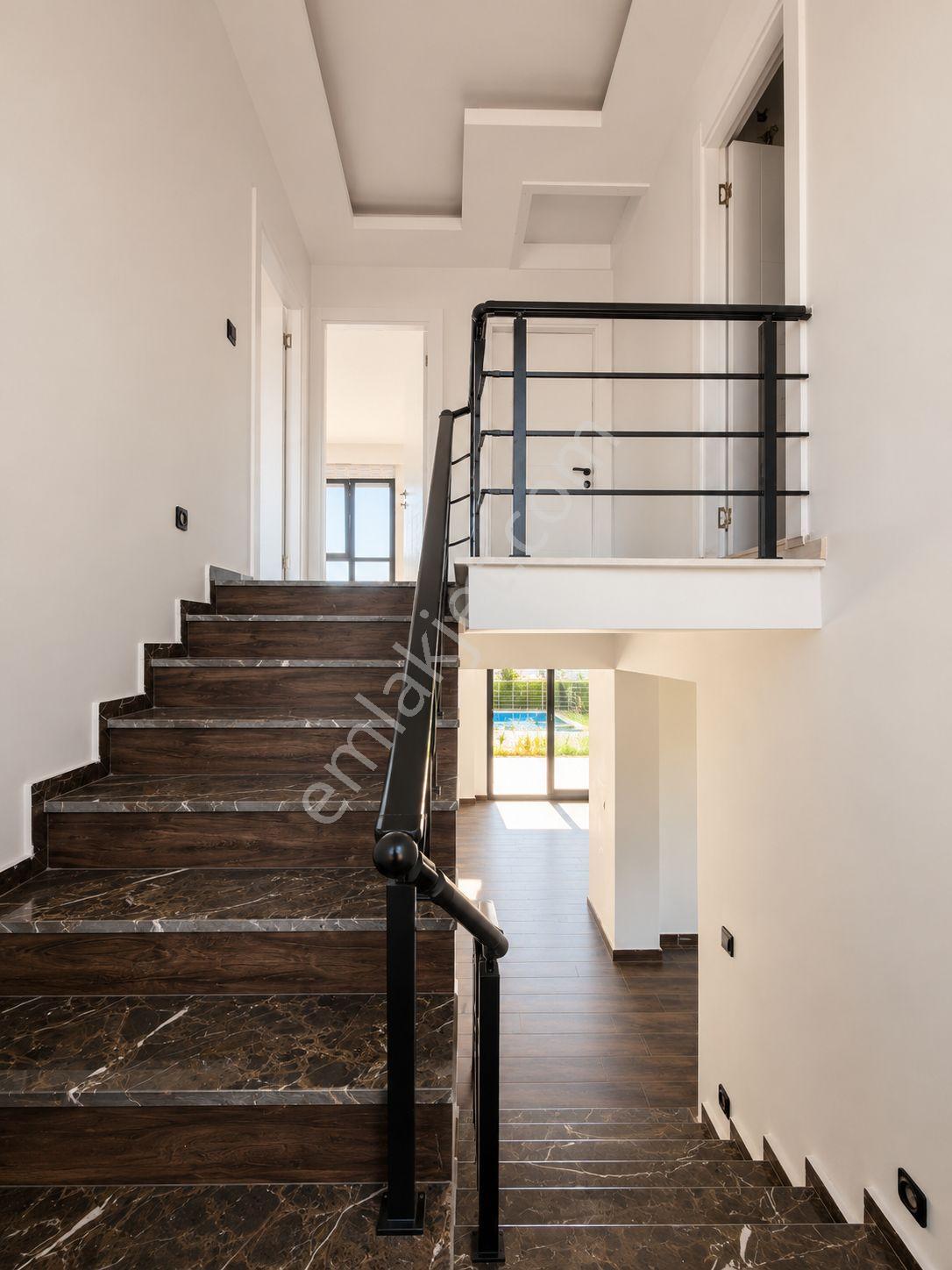 No:10 Gayrimenkul’den Denize Sıfır, Havuzlu Site İçerisinde Havuz Başı Konumda 4+1 Geniş Villa - Görsel 22