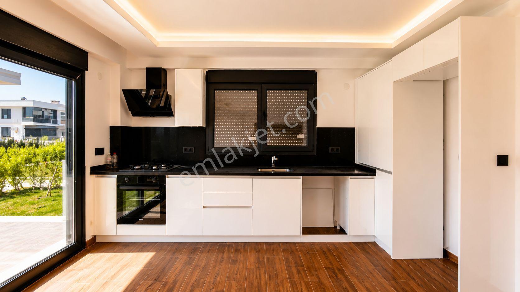 No:10 Gayrimenkul’den Denize Sıfır, Havuzlu Site İçerisinde Havuz Başı Konumda 4+1 Geniş Villa - Görsel 13