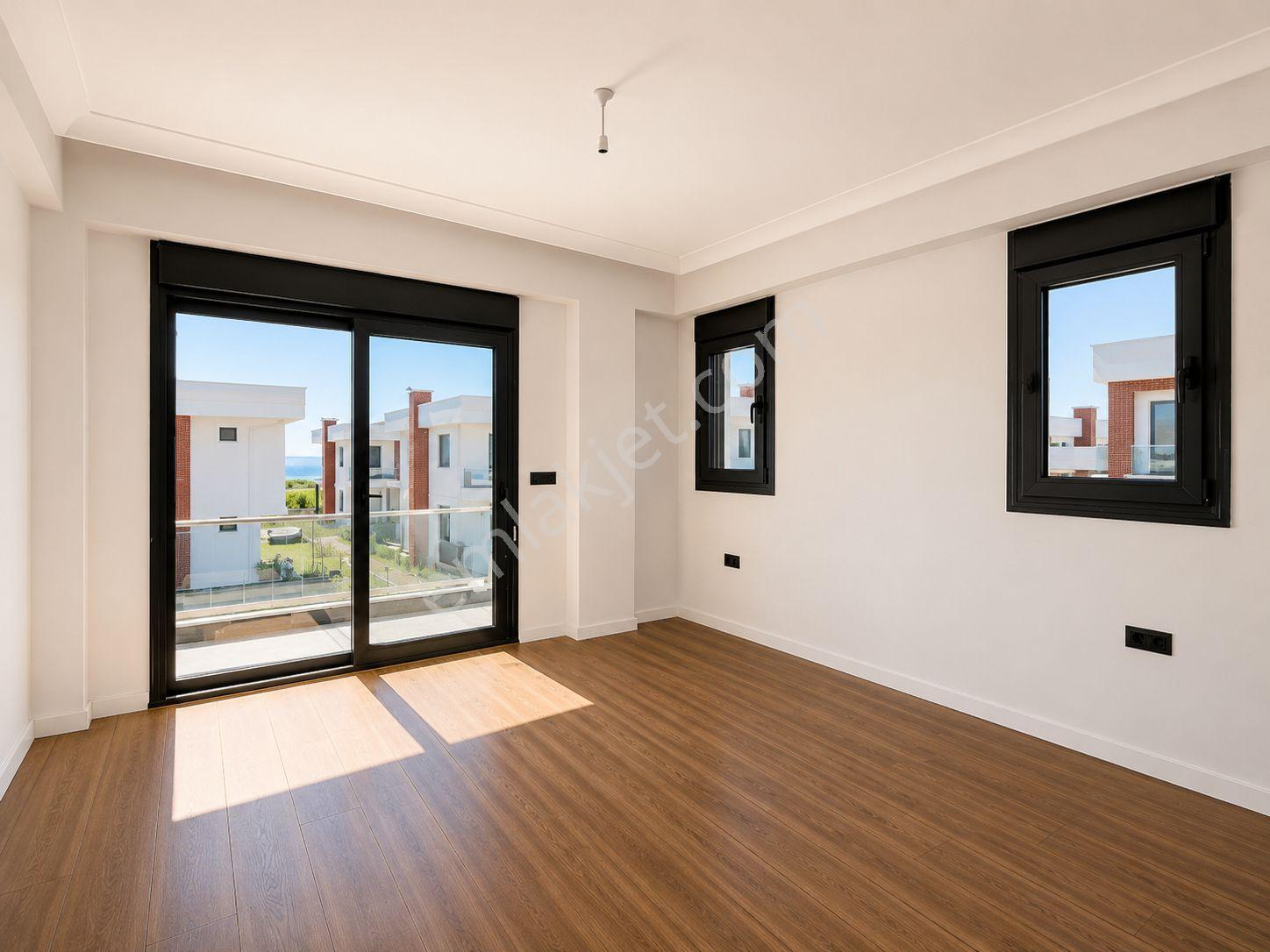 No:10 Gayrimenkul’den Denize Sıfır, Havuzlu Site İçerisinde Havuz Başı Konumda 4+1 Geniş Villa - Görsel 23