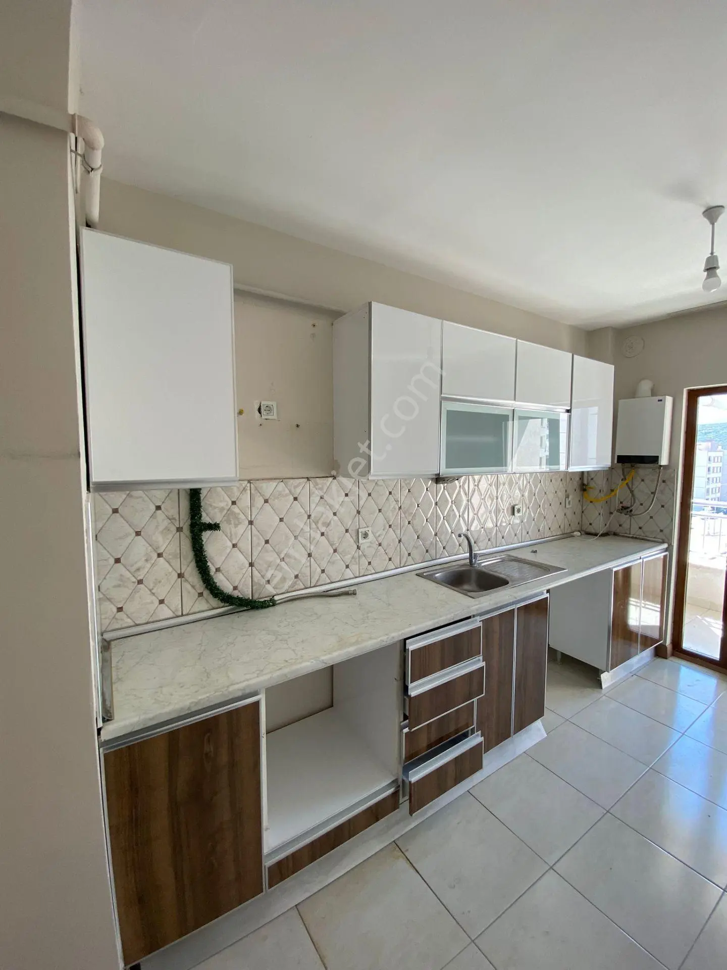 İlan Kodu -—— Kod:k1466 1 Etap Akgedik Mahallesi Kiralık 3+1 130m2 6 Katlının 3 Katı Fuıı Özelikl