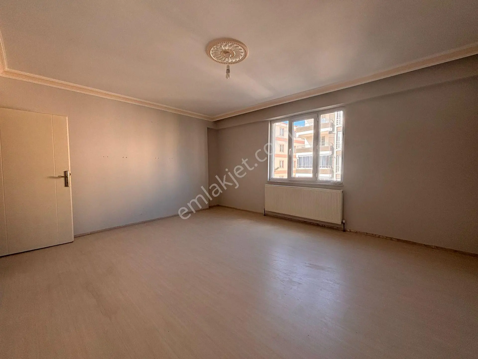 Osmancık Caddesi Yanında Kiralık Ara Kat 3+1 Daire