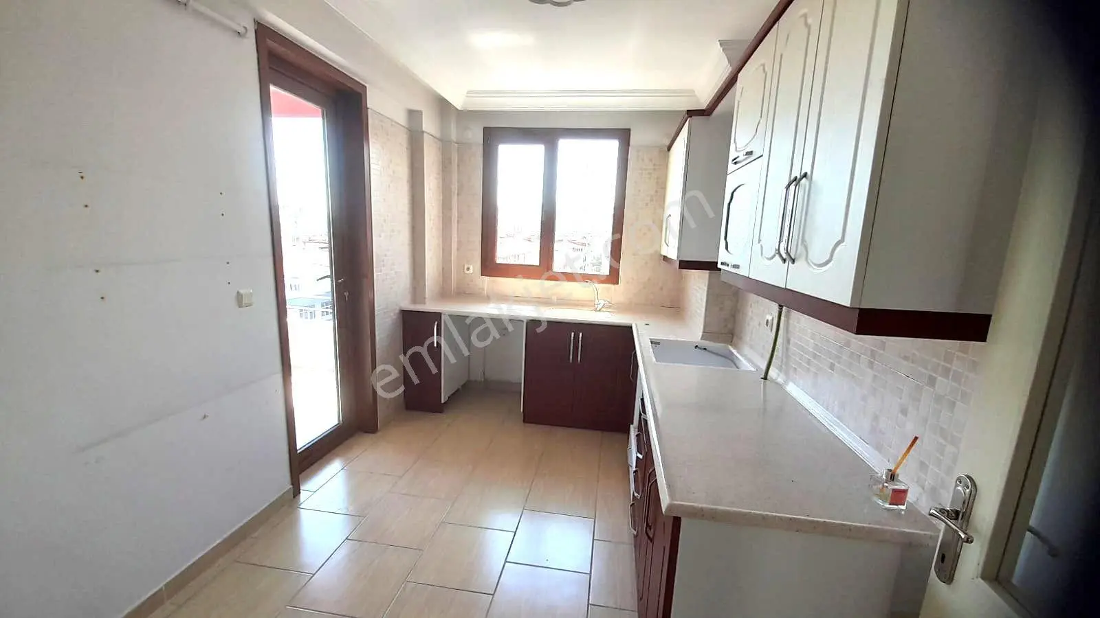 Erdem Emlak Ofisinden 5.kat 2+1 Derebahçede Kiralık Daire Asansörlü