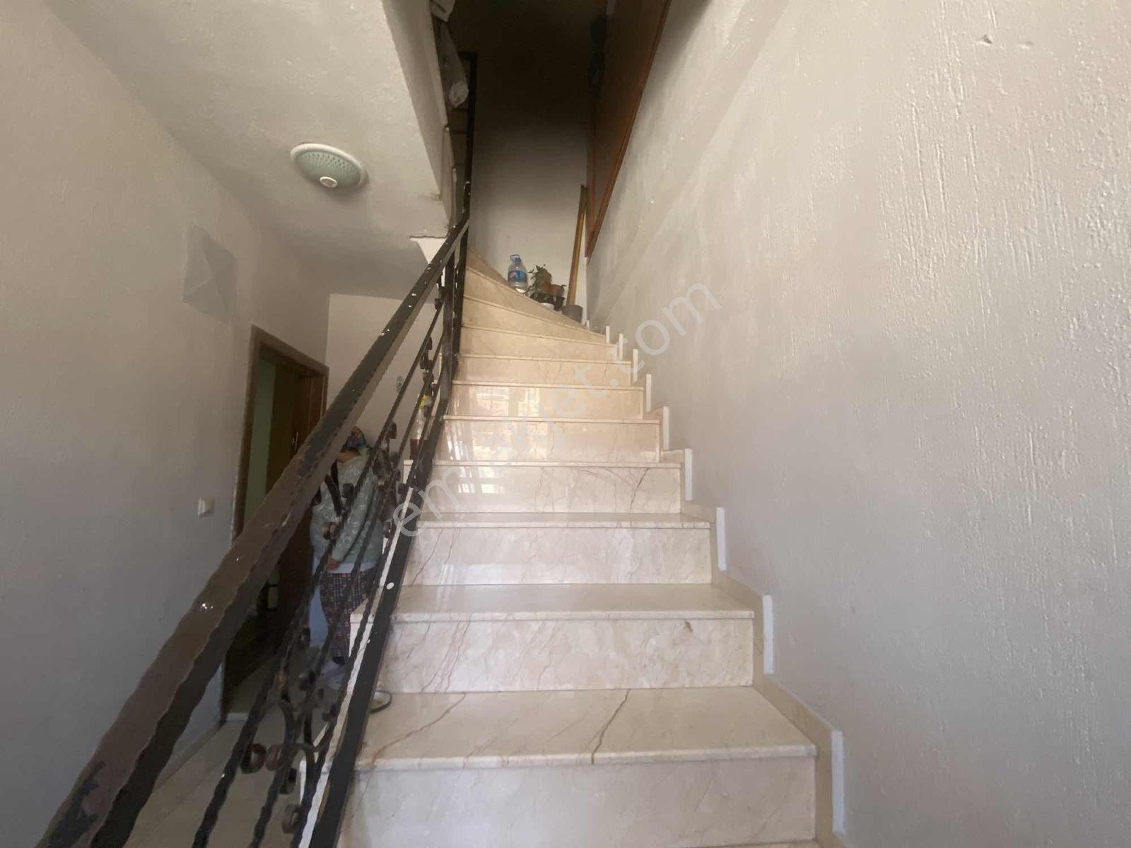 Bornova Kızılay Mahallesinde İki Katlı Satılık Bina. - Görsel 4