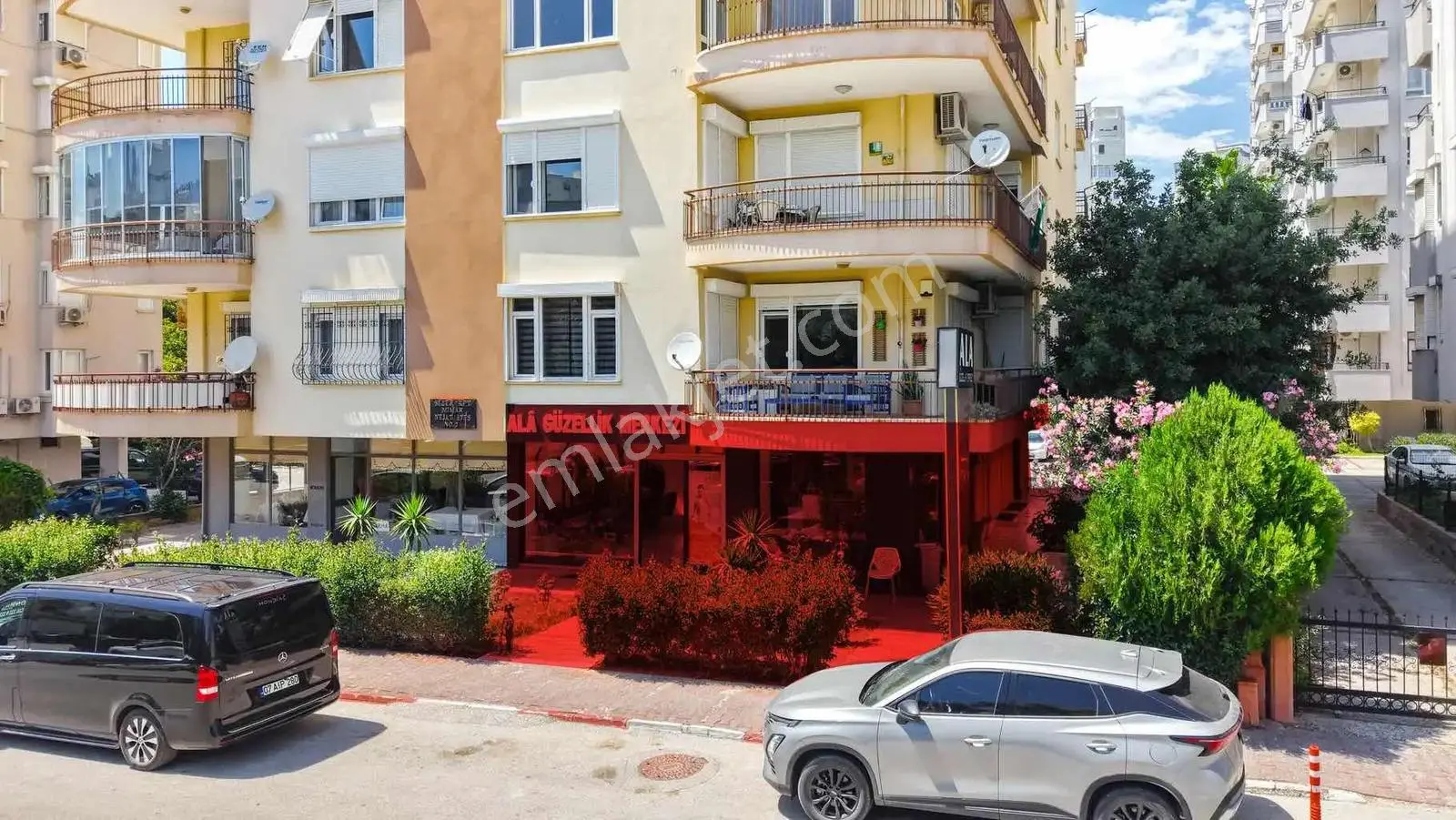Eczane, Ecza Deposu Ve Polikliniklere Uygun Kiralık İş Yeri