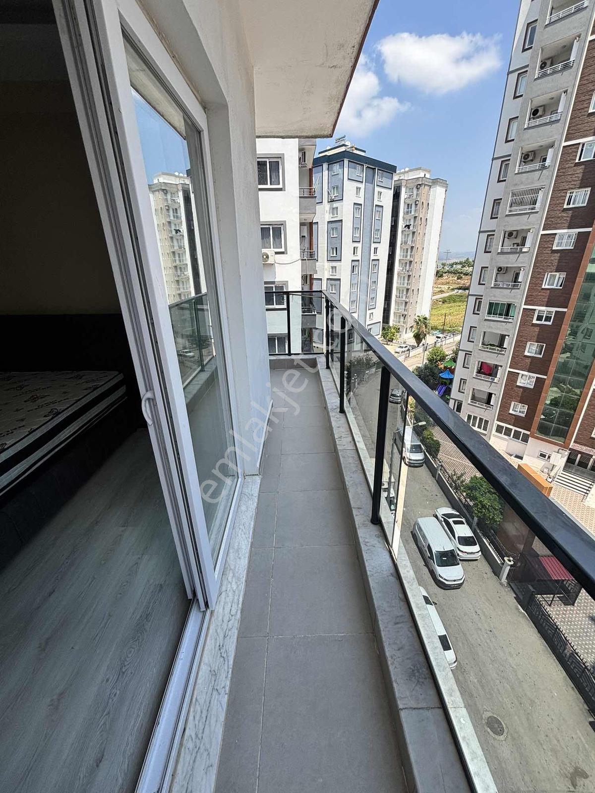 Çarkıpare'de Stadyum Manzaralı Geniş Oturumlu Sıfır Eşyalı 1+1 - Görsel 7