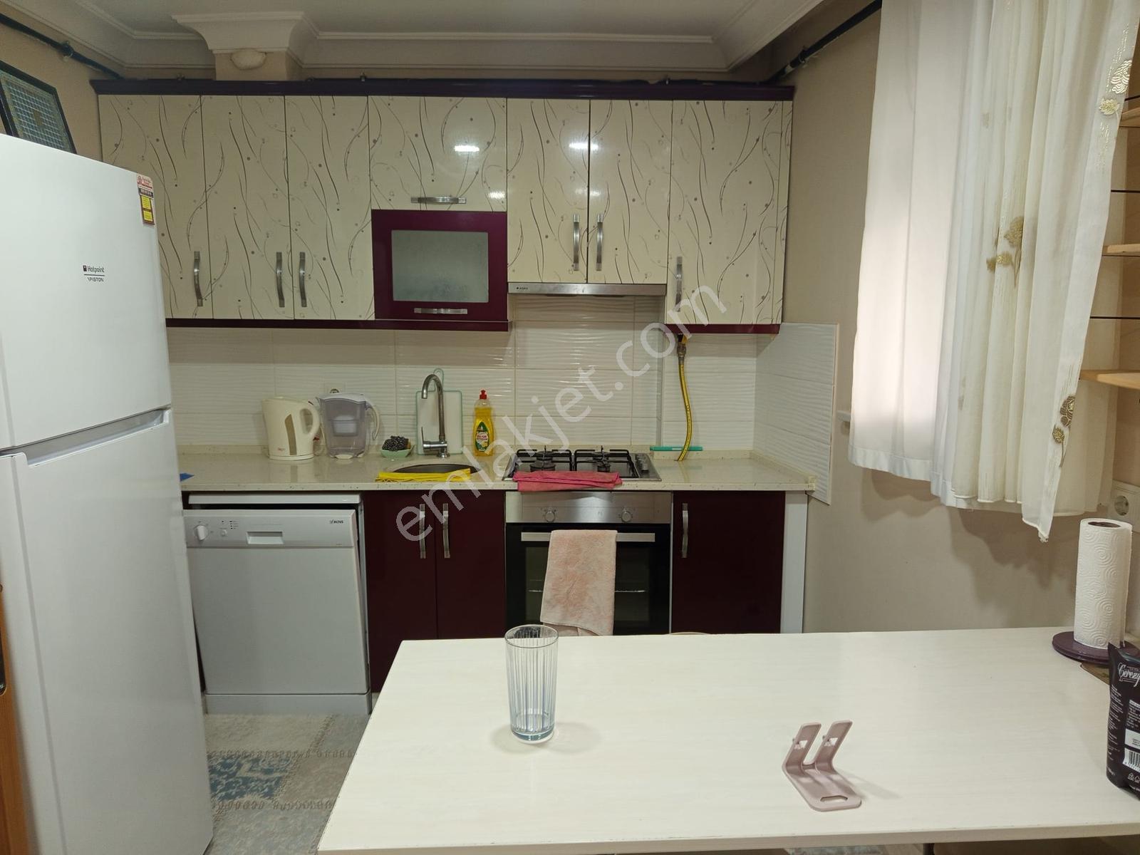 Kapalı Salı Pazarı Yakını Eşyalı Kiralık 1+1 Daire