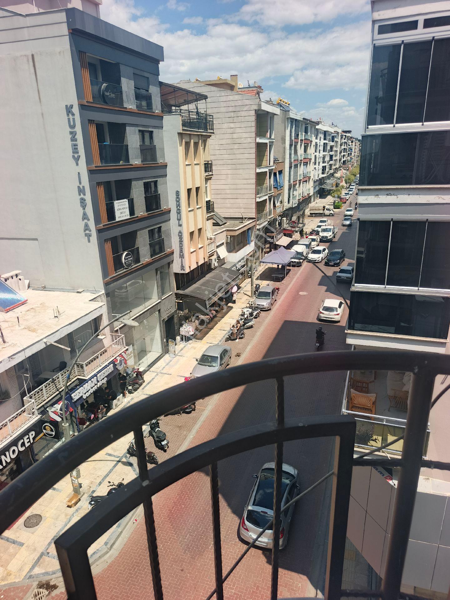 Çınarlı Cad. Üzerinde Ara Kat Asansörlü Satılık 2+1 Daire