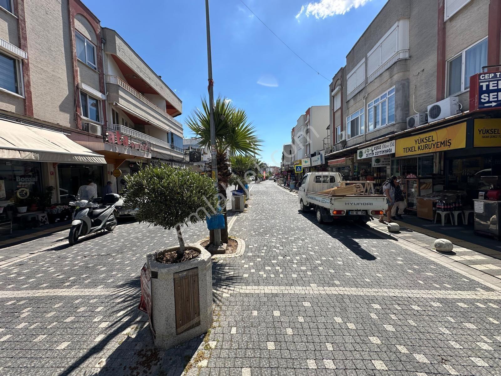 Altınoluk Çarşı İçerisinde Denize Yakın Konumda 2+1 İçi Komple Yapılı Masrafsız Teraslı Daire - Görsel 24