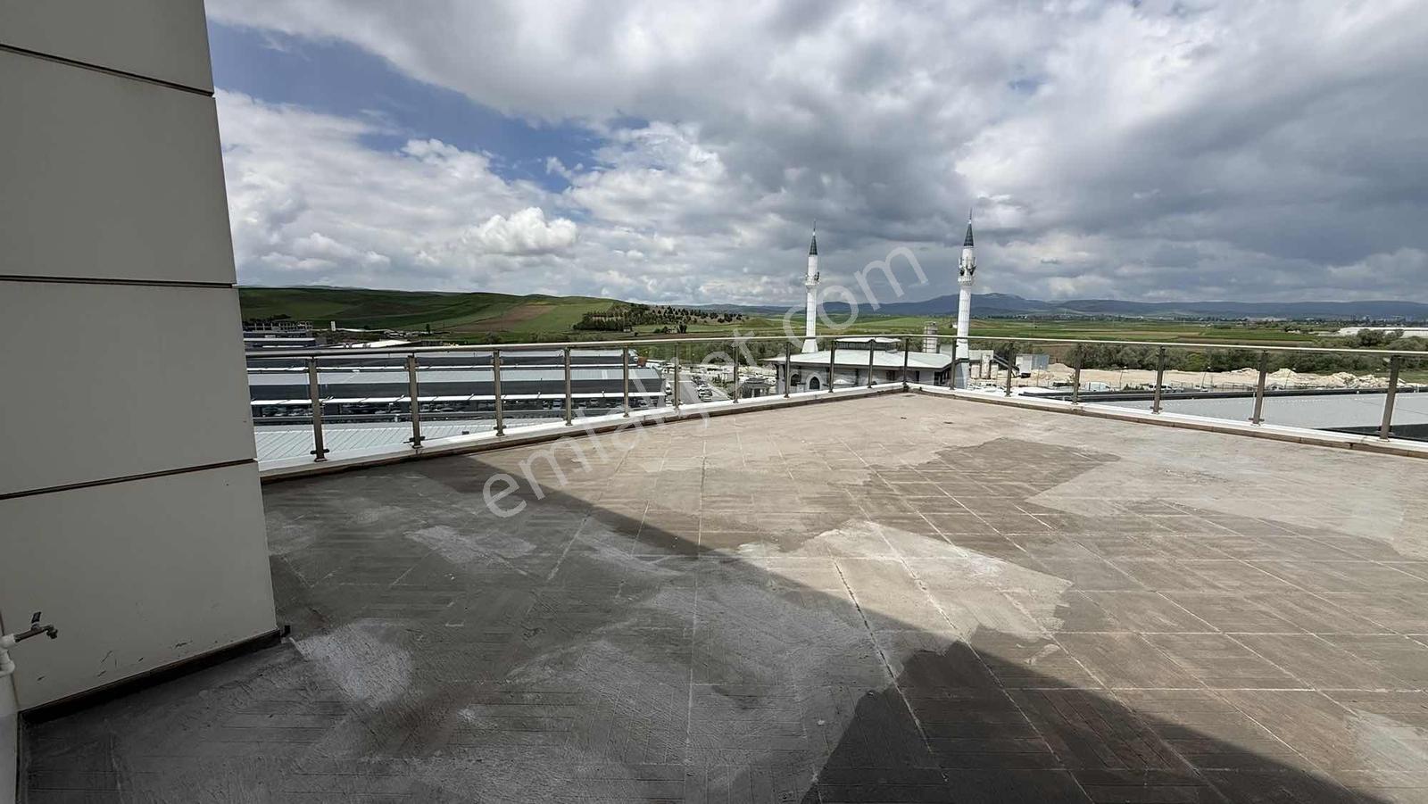 OTONOMİ D3 BLOKTA 600M2 SATILIK TERASLI KOMPLE OFIS KATI - Daha fazla