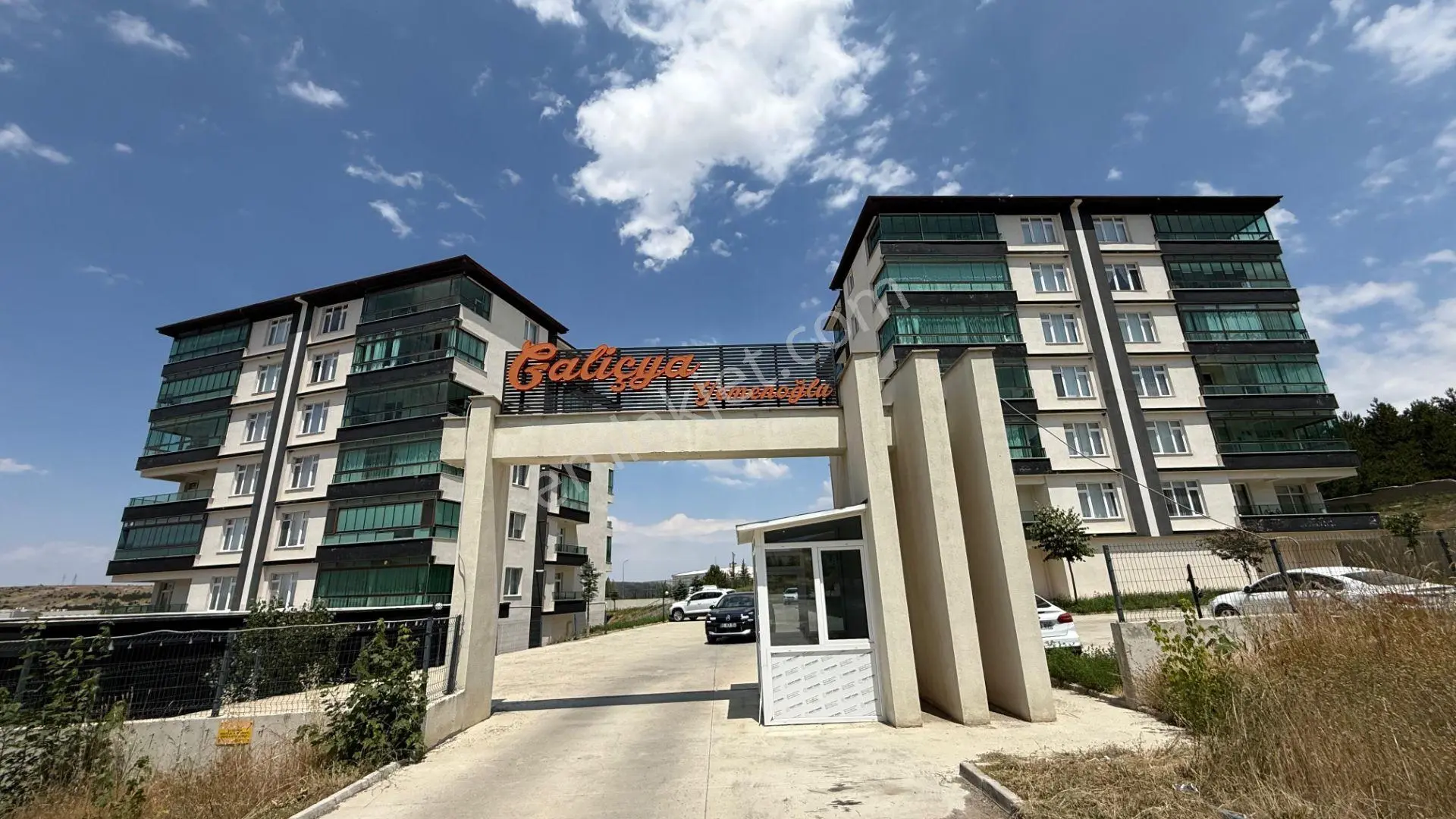 Galiçya Sitesinde 3+1 Full Yapılı Satılık Daire --- Burcu Emlak
