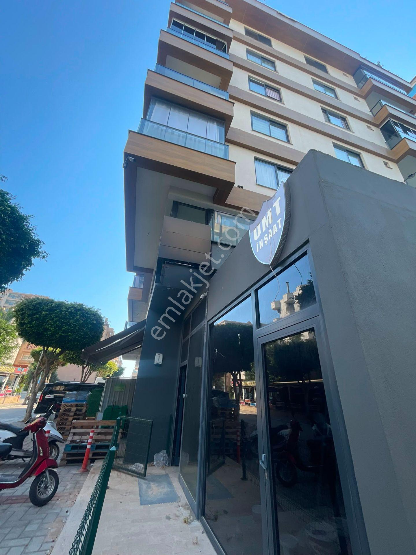 Mahmutlar'da Kiralık 25 M² Modern Vitrinli Dükkan