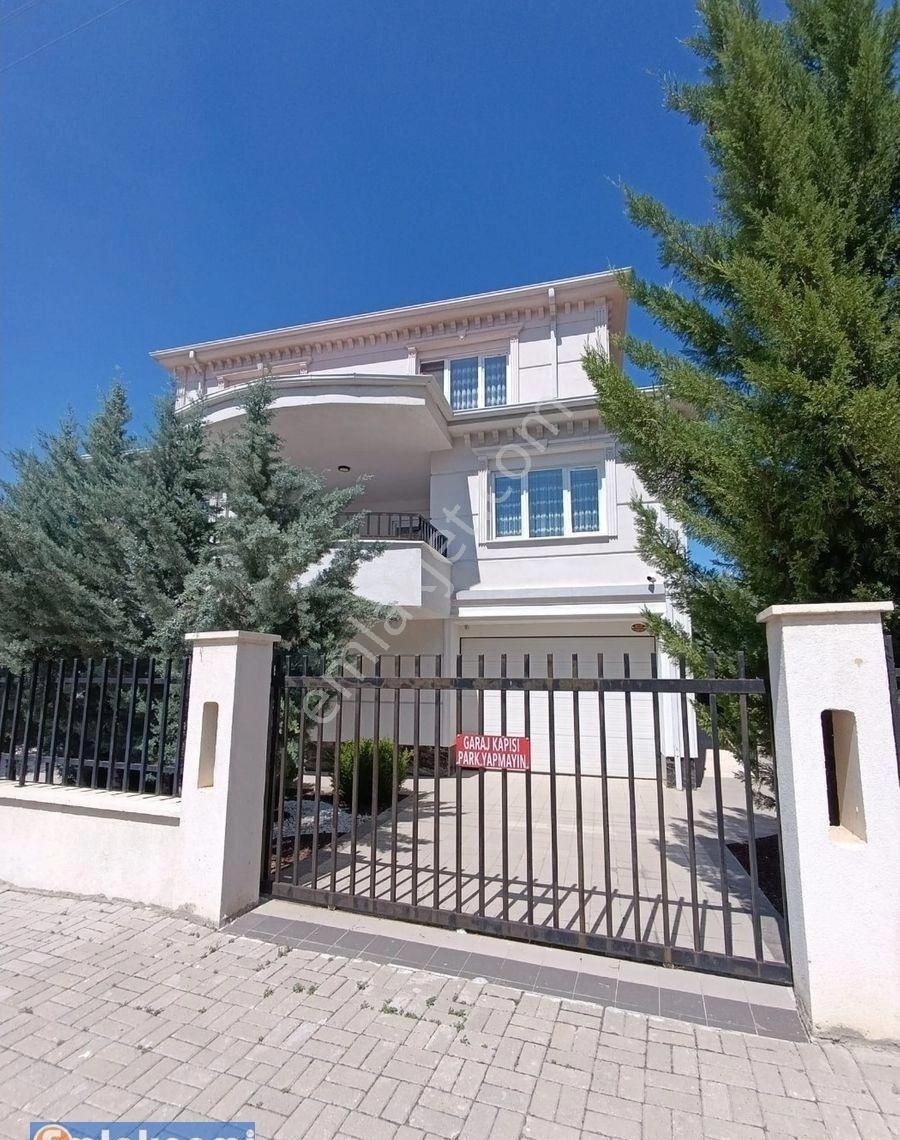 Yunuskent'te 515 M² Arsa İçinde 5+1 Dubleks Villa 370 M2 Brüt 2 Adet Garaj Ve 2 Adet Kiler Ve Depo