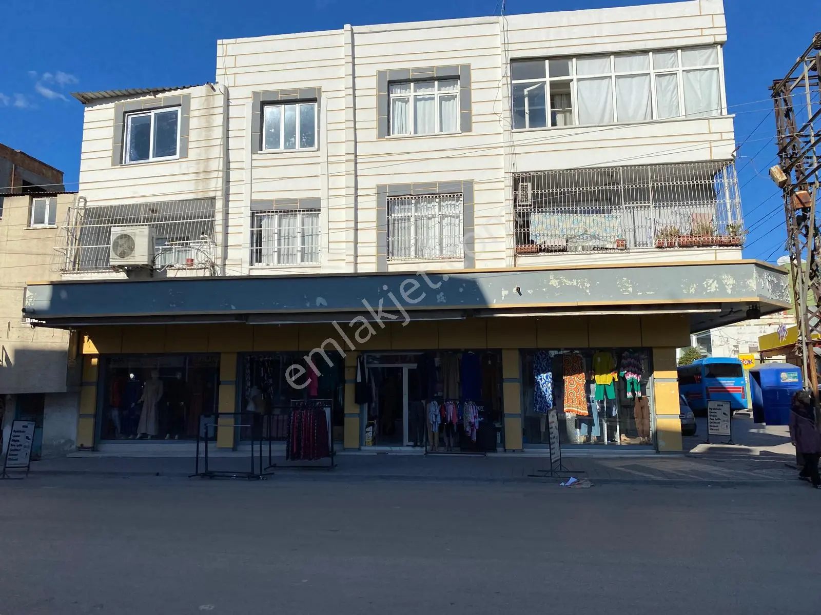 Levent Caddesi Polis Okulu Kavşağı 4daire 480bin -200m2 İşyeri 300bin Getiri 3katlı Komple Bina.
