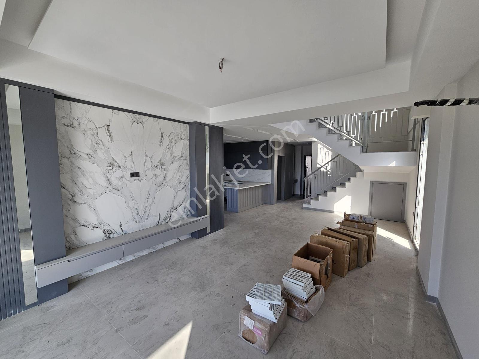 Remax Model Kuşadası Soğucakta Site İçerisinde 4+1 Satılık Villa - Görsel 25