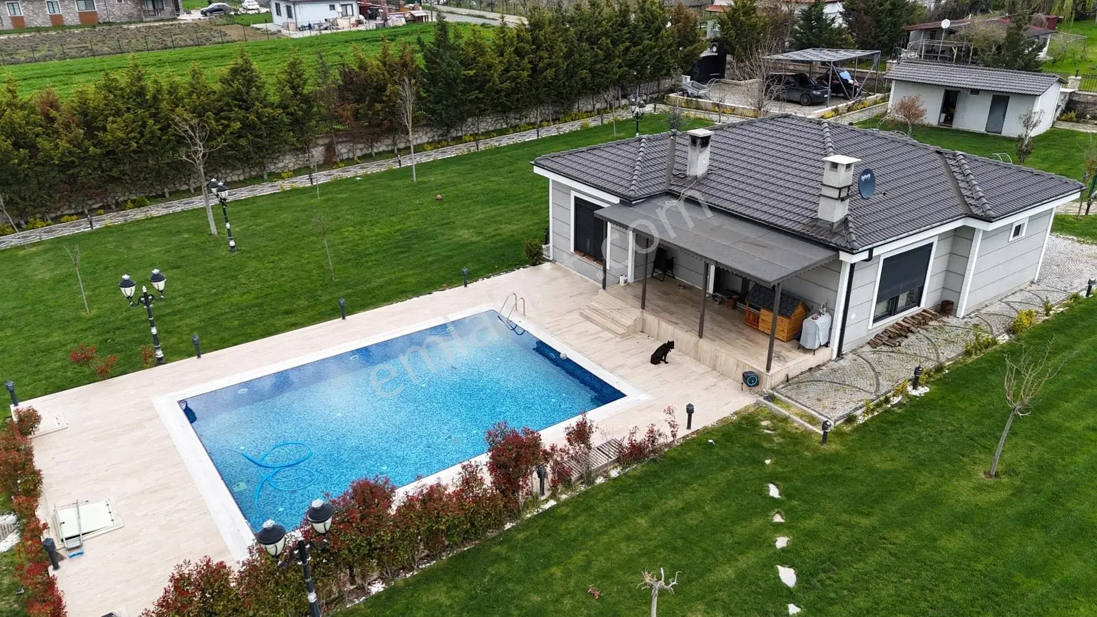 Satılık Çatalca'da 5000 M2 Arsa İçerisinde Havuzlu Çiftlik Evi