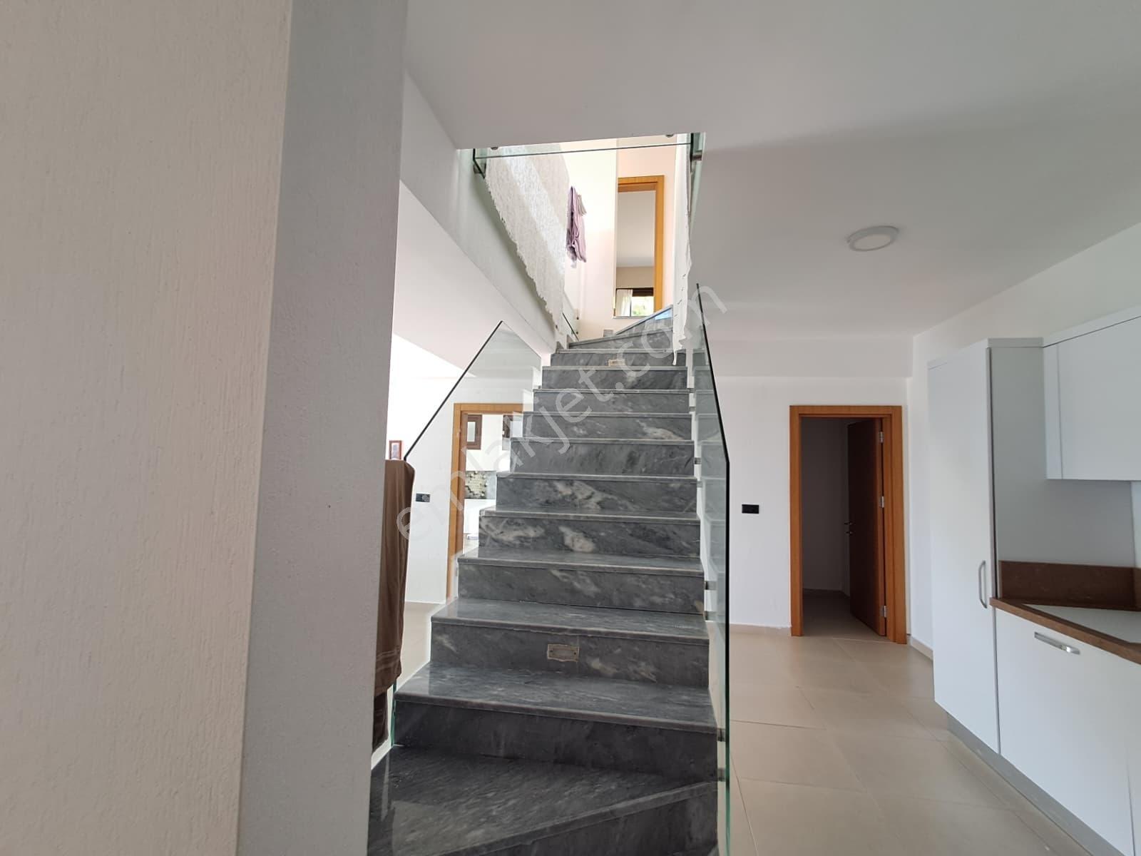 Rw Akar'dan Muhteşem Konumda Sakız Adası'na Nazır Kiralık Villa - Görsel 16