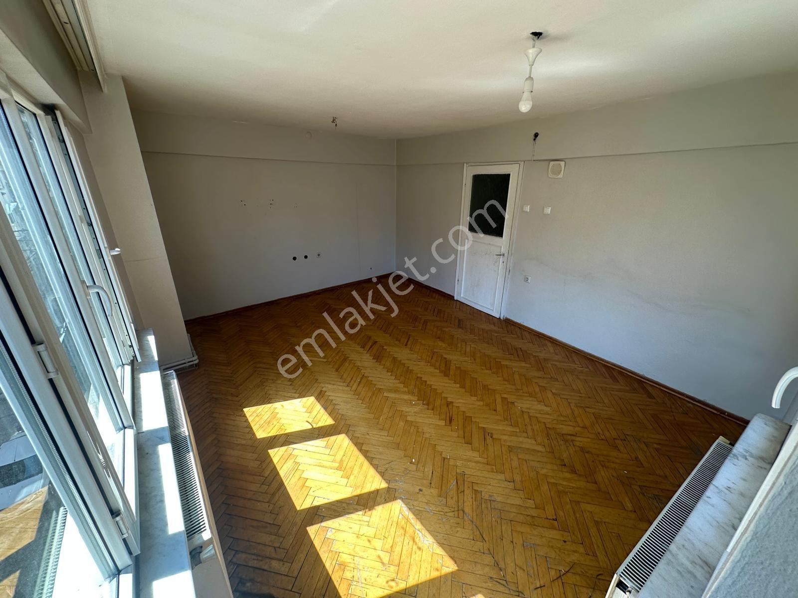 Altıparmak Hocahasan'da | Çift Balkonlu Ara Kat 2+1 Kiralık - Görsel 4