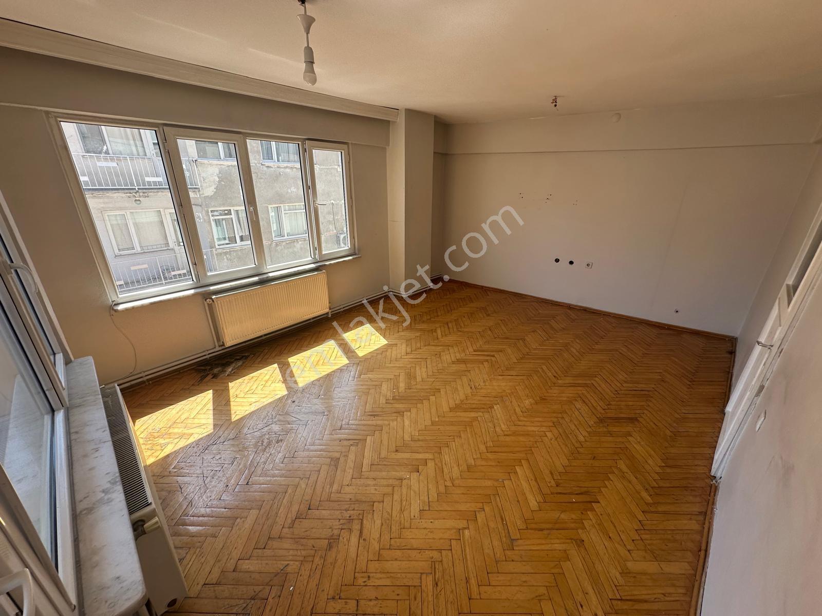 Altıparmak Hocahasan'da | Çift Balkonlu Ara Kat 2+1 Kiralık - Görsel 2