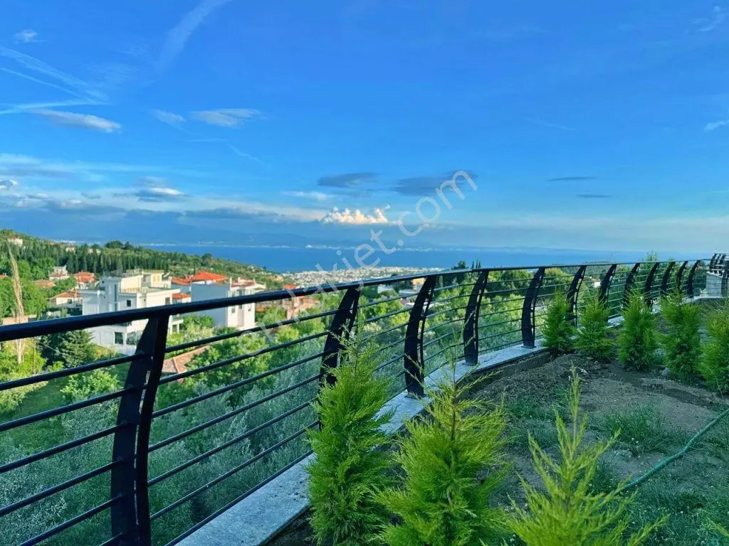 Uytundan Gürede Lüks Site Panoramik Deniz Manzaralı Bahçeli 1+1