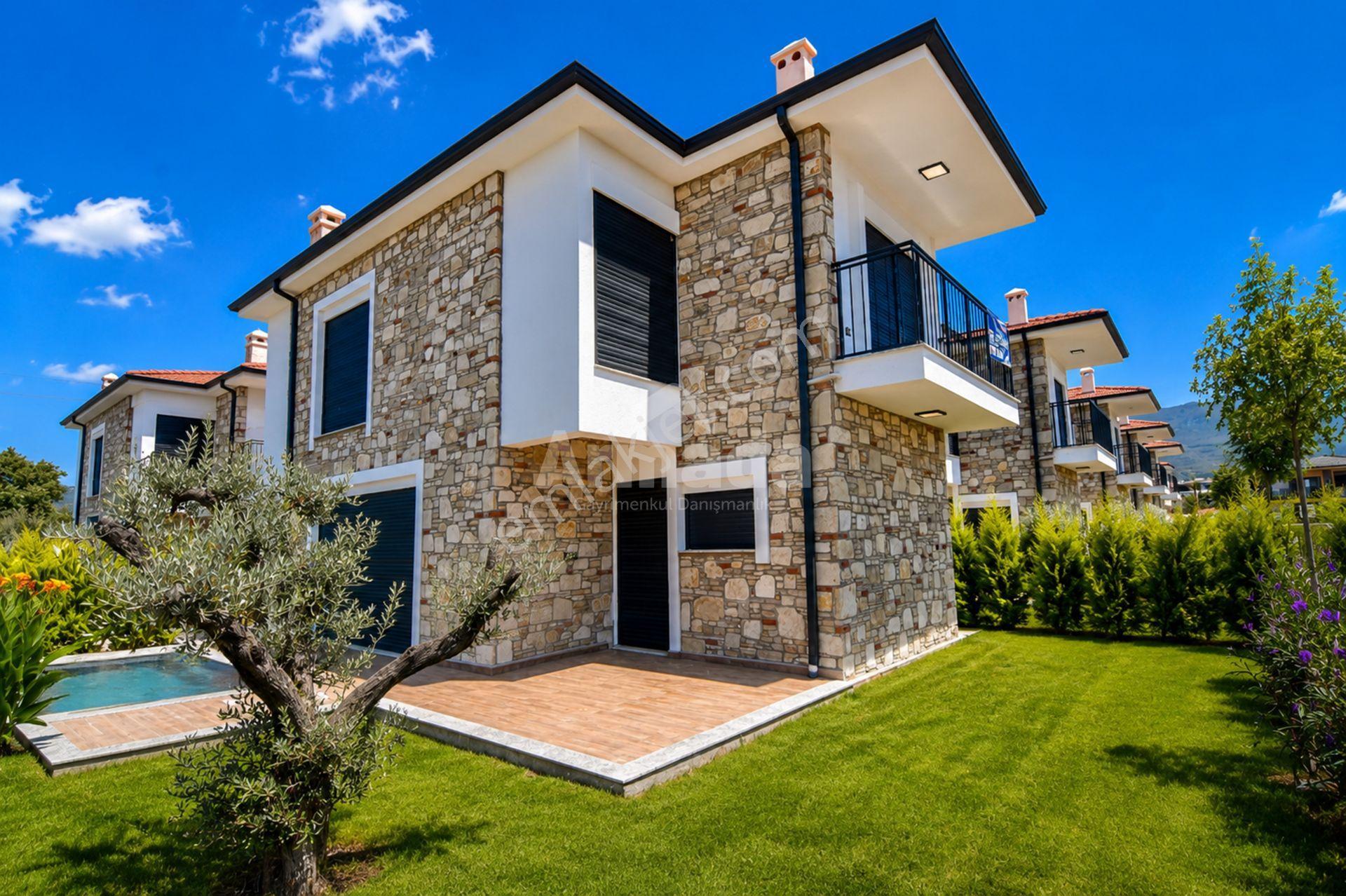 Davutlar'da Taş Mimari Tam Müstakil Bahçeli Köşe Konum Villa