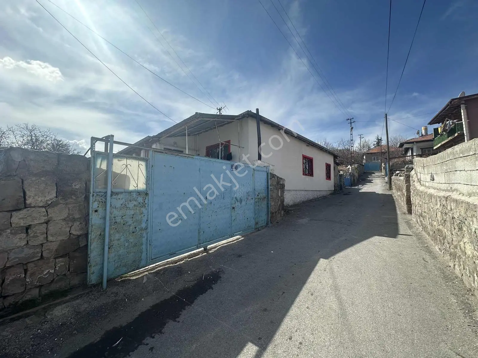 Merkezde Geniş Arsa Üzerinde 2 Ayrı Müstakil Satılık Ev