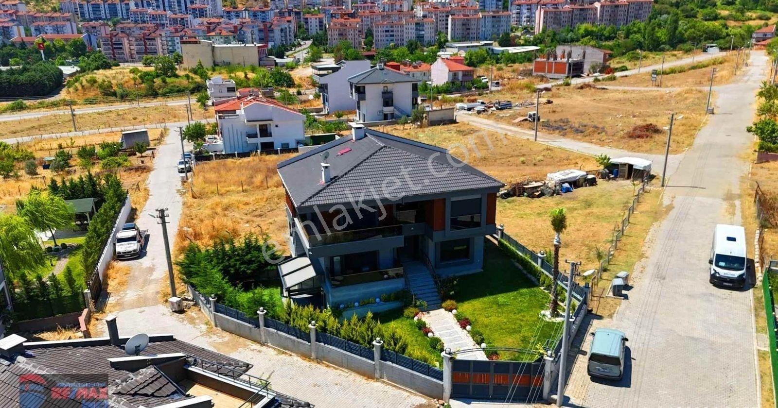 Re/max İnci'den Karesi Kuva-i Milliye 'de Satılık 6+1 Akıllı Ev Sistemli Bahçeli Tripleks Villa - Görsel 41