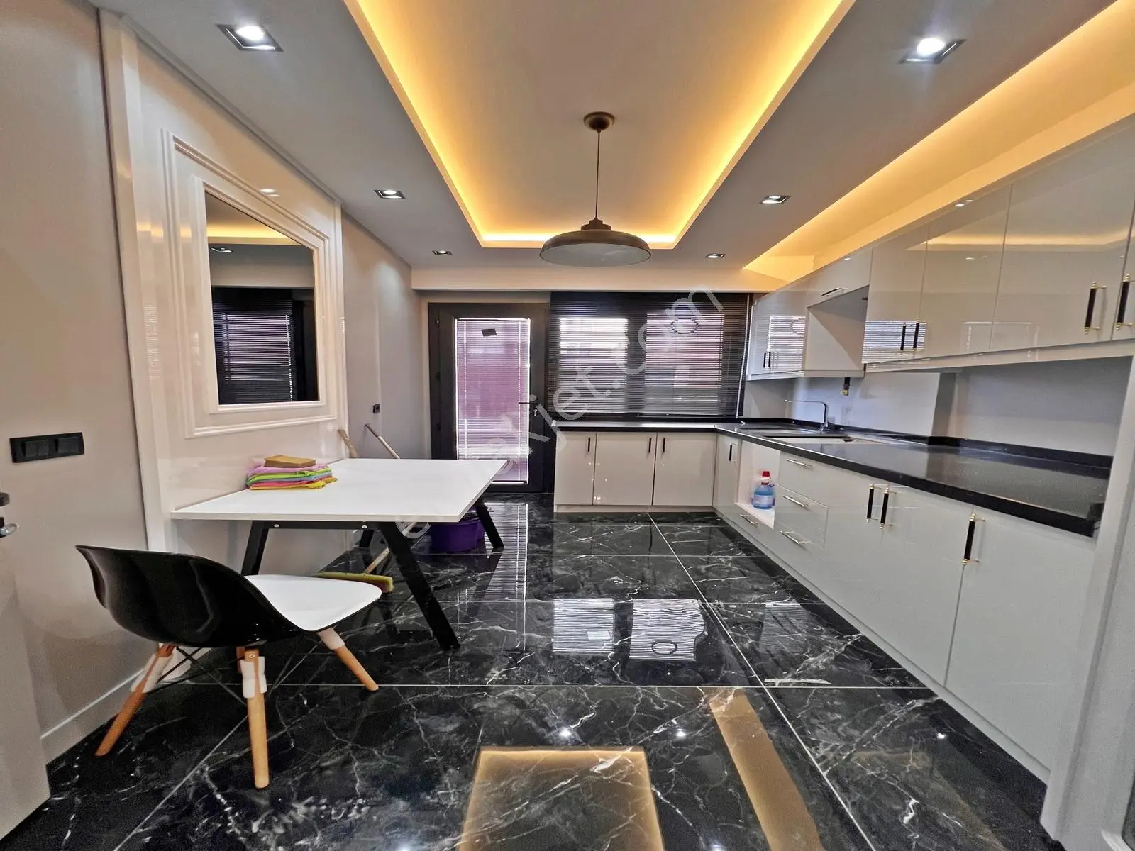 Metrobüse Yakın, Sıfır Projede Lüks Satılık Daire - Görsel 2