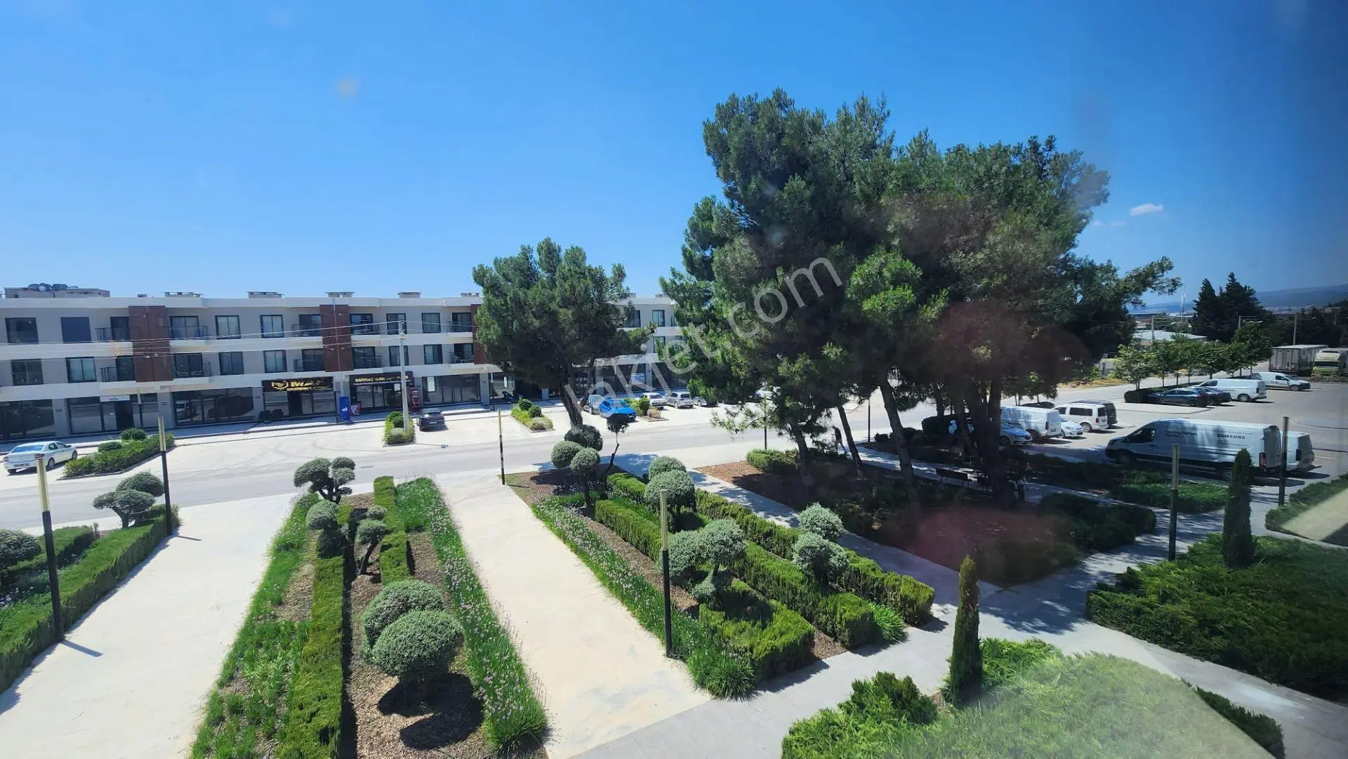 Zone Gaziemir'de Satılık Köşe Konumlu İşyeri