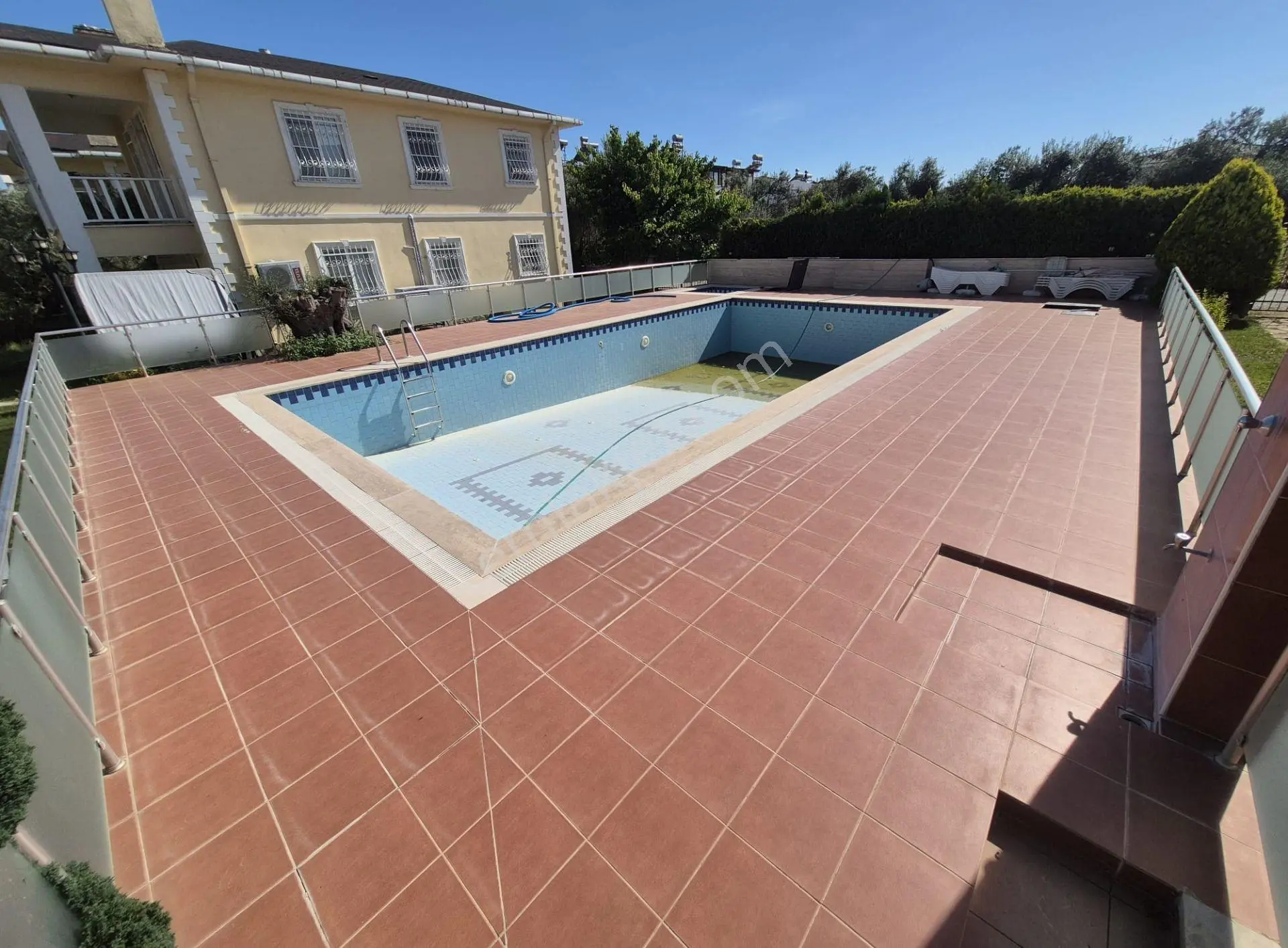 Güre'de Havuzlu Site İçinde Full Eşyalı Satılık Villa - Görsel 3