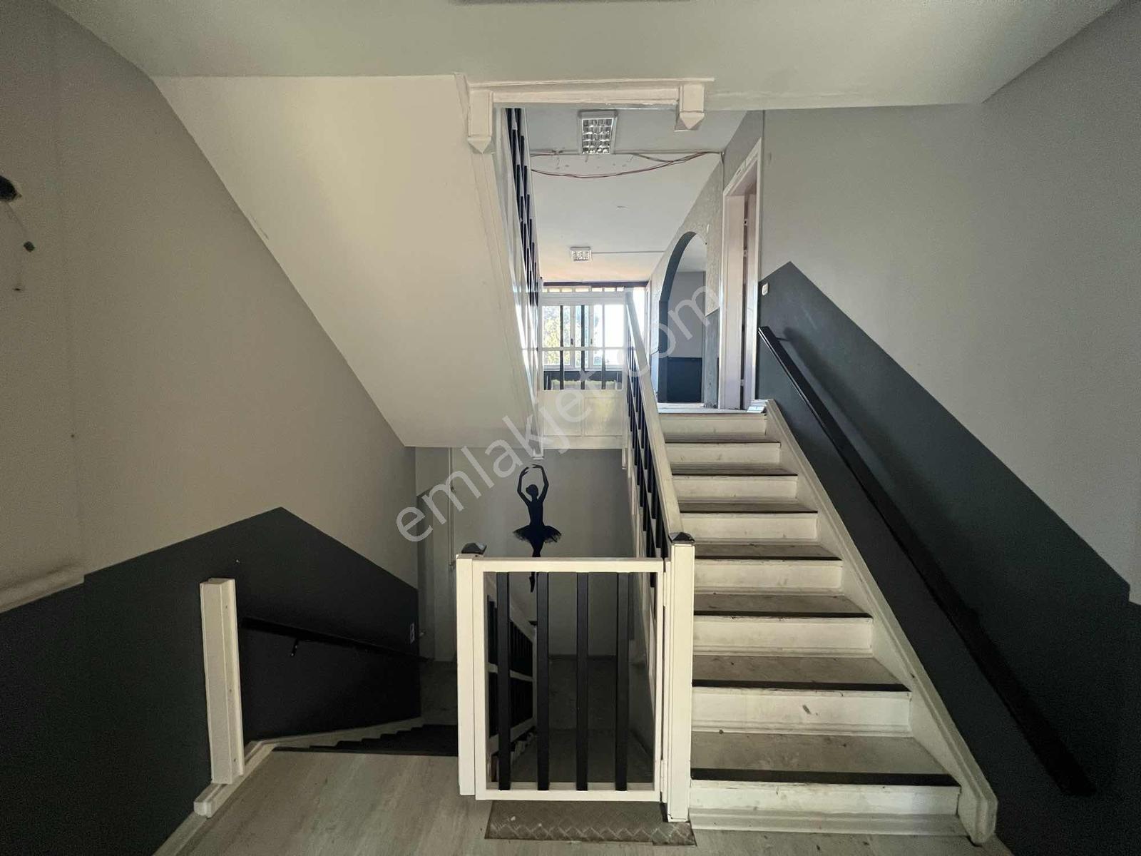 Bahçeşehir Çınar Adası'nda İş Yerine Uygun Kiralık Villa - Görsel 3