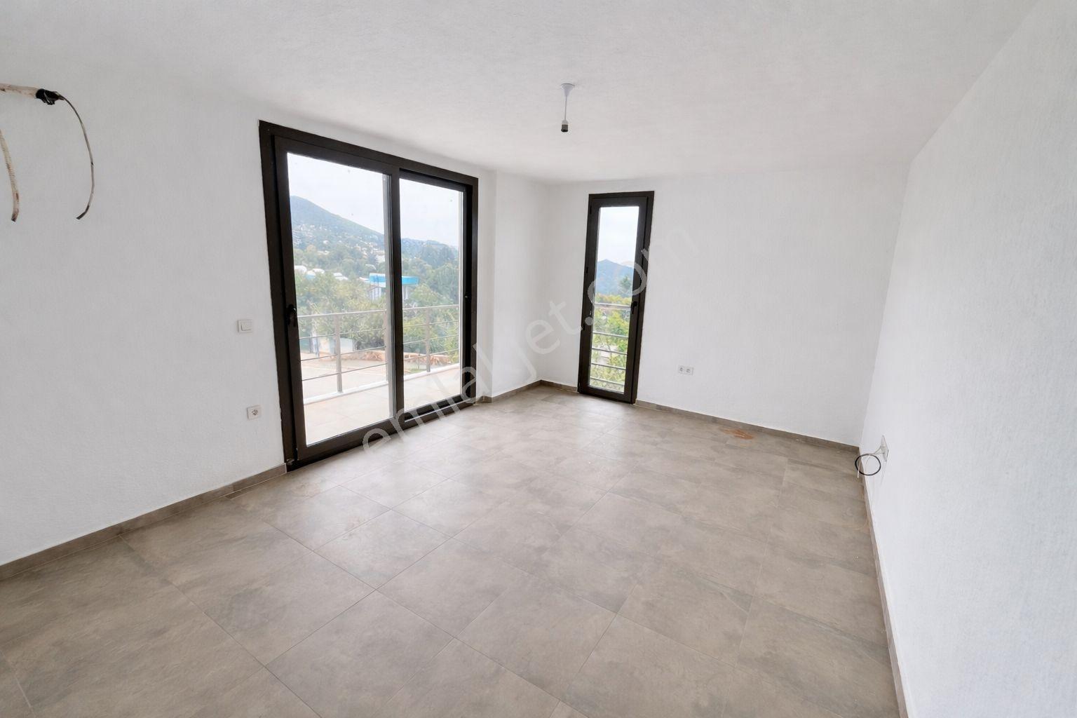 Gümüşlük,merkez'de,üst Kat,1+1,ticari Dükkan,yıllık Kiralık